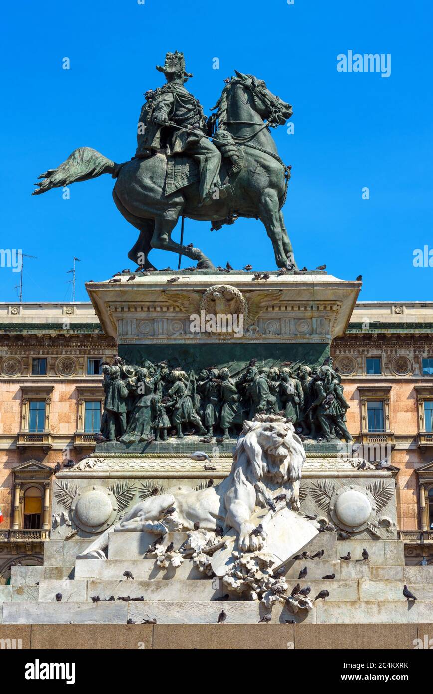 Monumento a Vittorio Emanuele II in estate, Milano, Italia. Statua equestre in Piazza del Duomo o Piazza del Duomo nel centro di Milano. Questo pla Foto Stock