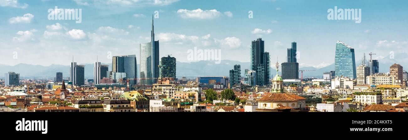 Skyline di Milano, Italia. Panorama della città di Milano con il quartiere degli affari di Porto nuovo. Vista panoramica di Milano in estate dall'alto. Paesaggio urbano di Milano Foto Stock