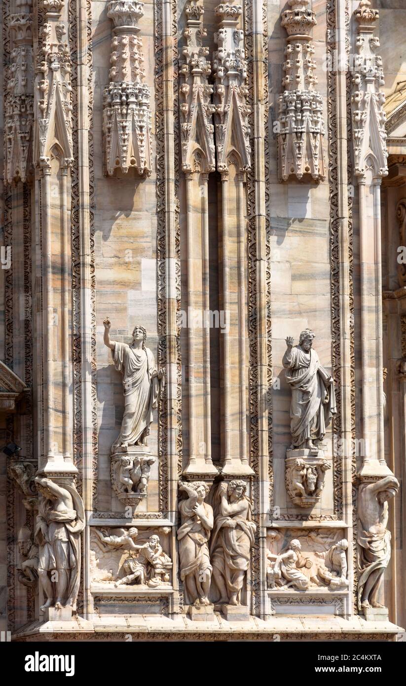 Primo piano del Duomo di Milano, Milano, Italia. Particolare di facciata di lusso con statue e rilievi in marmo. La Cattedrale di Milano è un famoso punto di riferimento Foto Stock