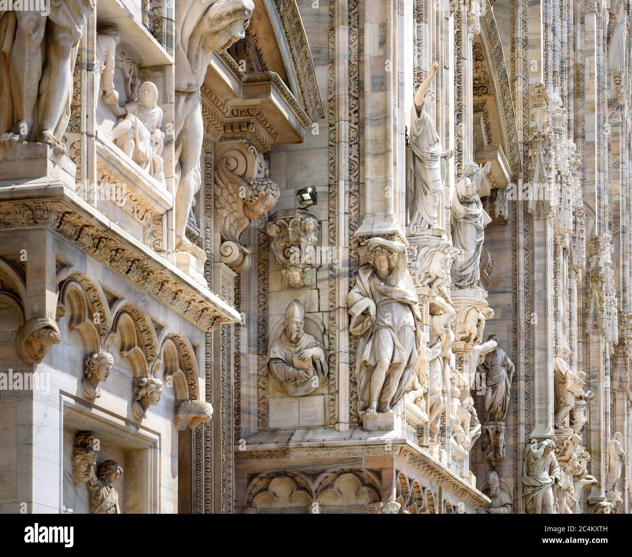 Primo piano del Duomo di Milano, Milano, Italia. Particolare di facciata di lusso con molte statue e rilievi in marmo. La Cattedrale di Milano è la parte più alta della terra Foto Stock