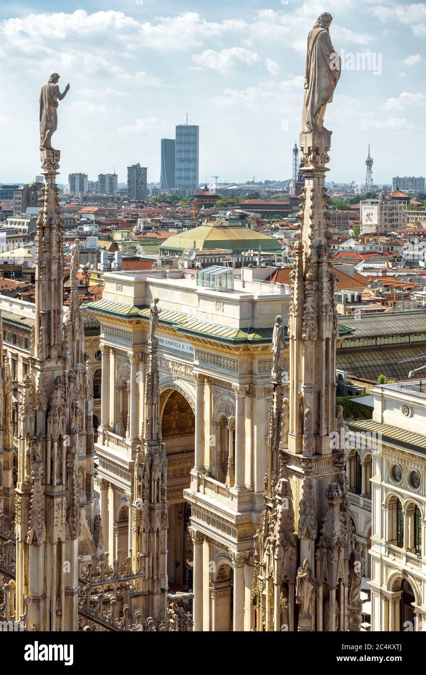 Il Duomo di Milano si affaccia sulla Galleria Vittorio Emanuele II, Milano, Italia. Scenario di tetto gotico di lusso con statue. Chiesa principale di Milano o Foto Stock