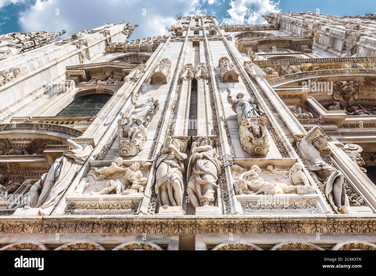 Duomo Di Milano, Italia. Vista dal basso. E' il punto di riferimento principale di Milano. Decorazione di lusso della facciata del Duomo di Milano da vicino. Il Suo Foto Stock
