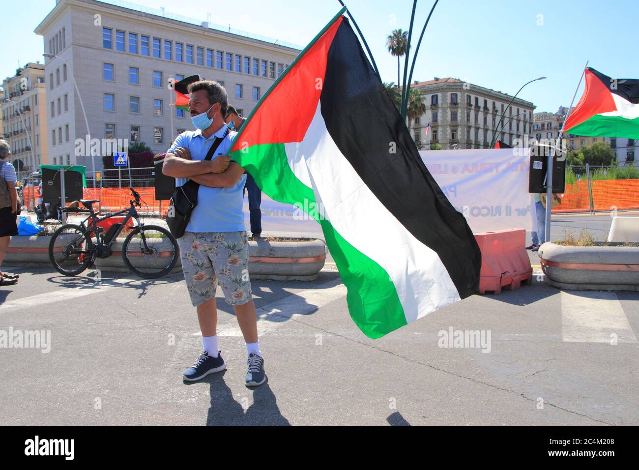 Il 1 luglio il governo israeliano (Netanyahu-Gantz) presenterà la legge per procedere all'annessione unilaterale delle aree della Cisgiordania al Parlamento. Tale azione costituirebbe una flagrante violazione delle norme fondamentali del diritto internazionale. Ne consegue quindi che l'annessione unilaterale di qualsiasi area dei territori palestinesi, già militarmente occupata dal 1967, anche la violenza del diritto all'autodeterminazione. In quanto tale, l'annessione sarebbe nulla e nulla e comporterebbe conseguenze dell'illegalità internazionale. Questo divieto ha gravi conseguenze per i palestinesi Foto Stock