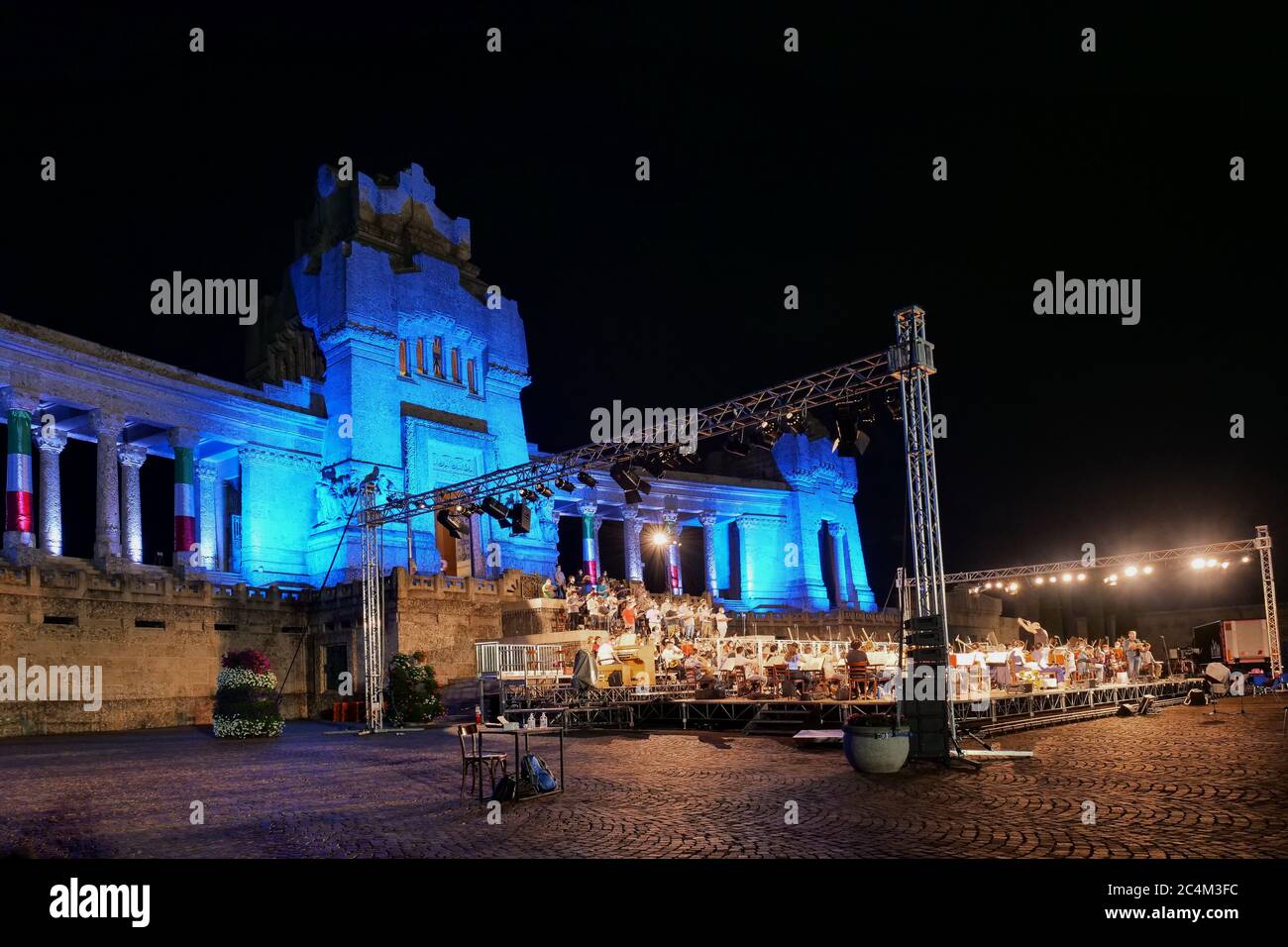 Bergamo, Italia. 26 Giugno 2020. Prove per coro d'orchestra e cantanti solisti per il grande concerto nella piazza antistante il monumentale cimitero di Bergamo, il Presidente della Repubblica Sergio Mattarella parteciperà alla Messa di Requiem di Donizetti organizzata da Palazzo Frizzoni e dalla Fondazione Donizetti. L'evento sarà trasmesso in diretta su RAI 1. (Foto di Luca ponti/Pacific Press) Credit: Pacific Press Agency/Alamy Live News Foto Stock