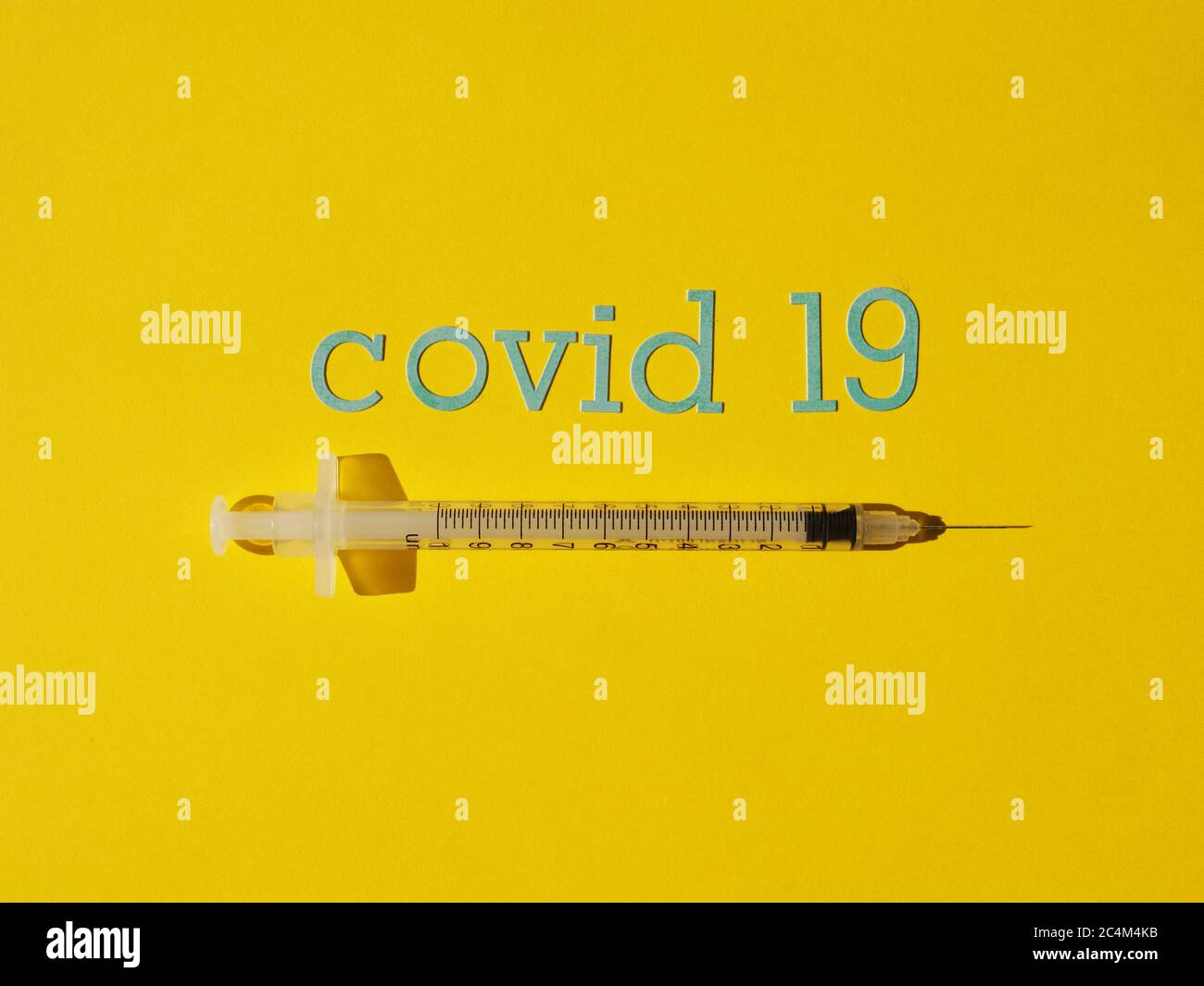 Siringa da 1 ml per insulina su fondo giallo per il trattamento di Coronavirus Covid19 Foto Stock