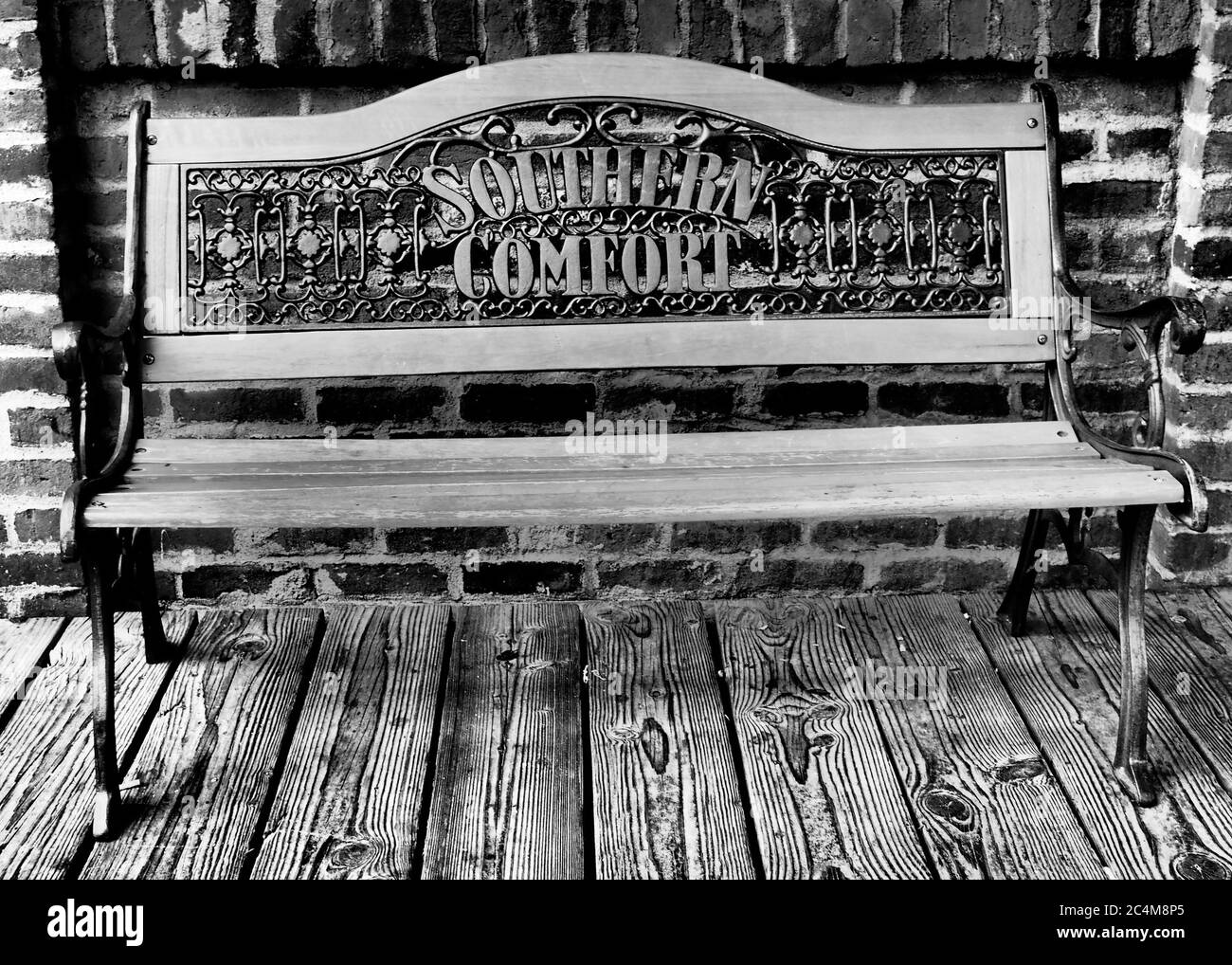 Una panca Southern Comfort all'esterno di una berlina. Foto Stock