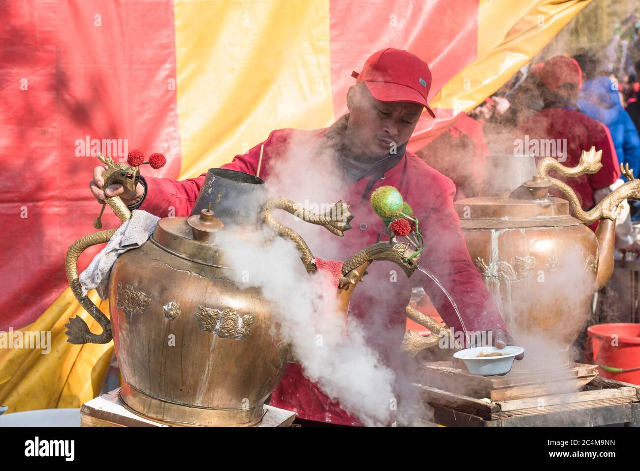 Pechino, Cina-31 gennaio 2017: Uno staff di fare Pechino locale cibo sul posto durante la Fiera cinese del Tempio Festival di Primavera Foto Stock