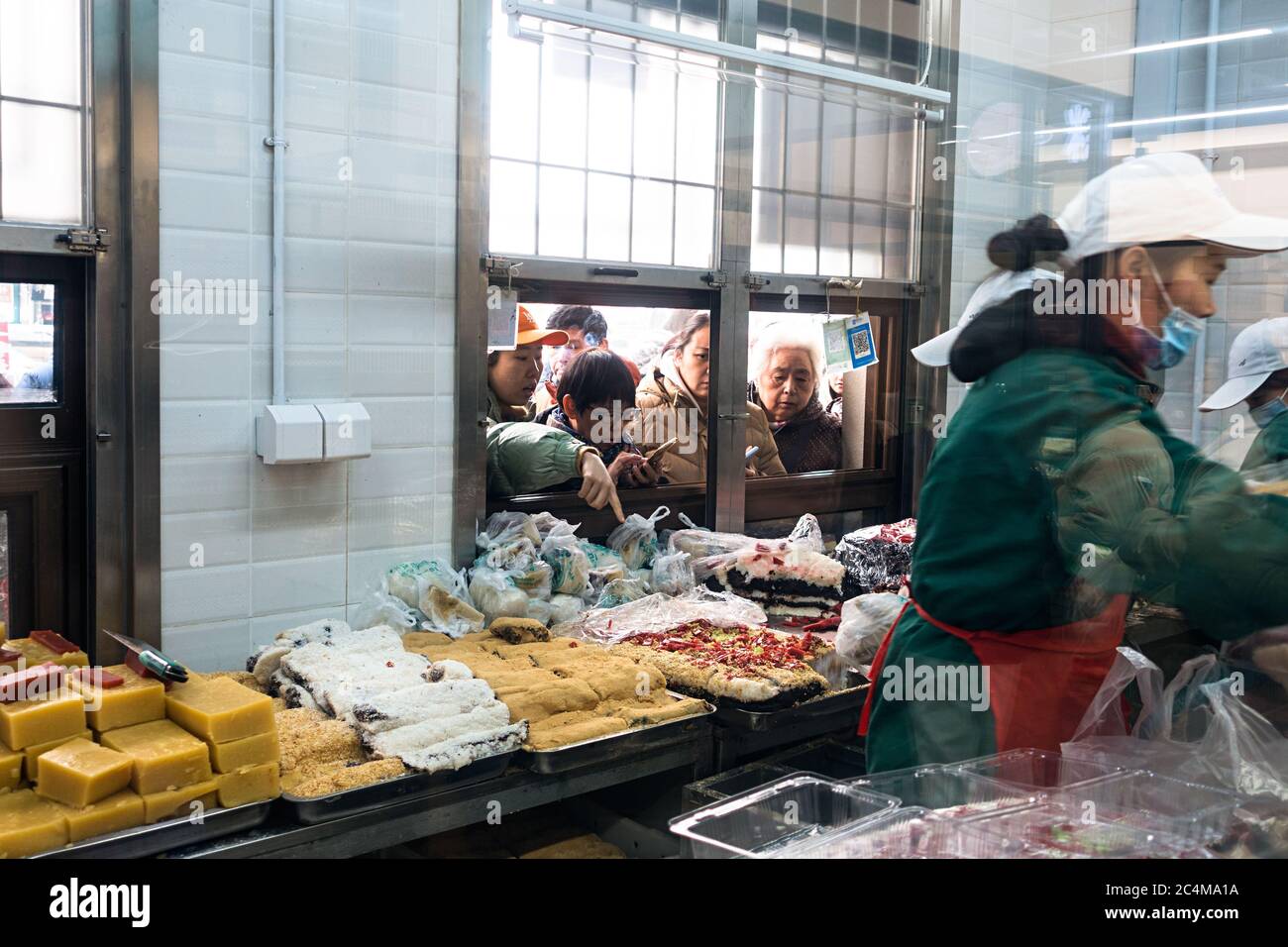 Pechino, Cina-Febbraio 2, 2019: La gente compra il cibo locale di Pechino per il prossimo anno cinese Foto Stock