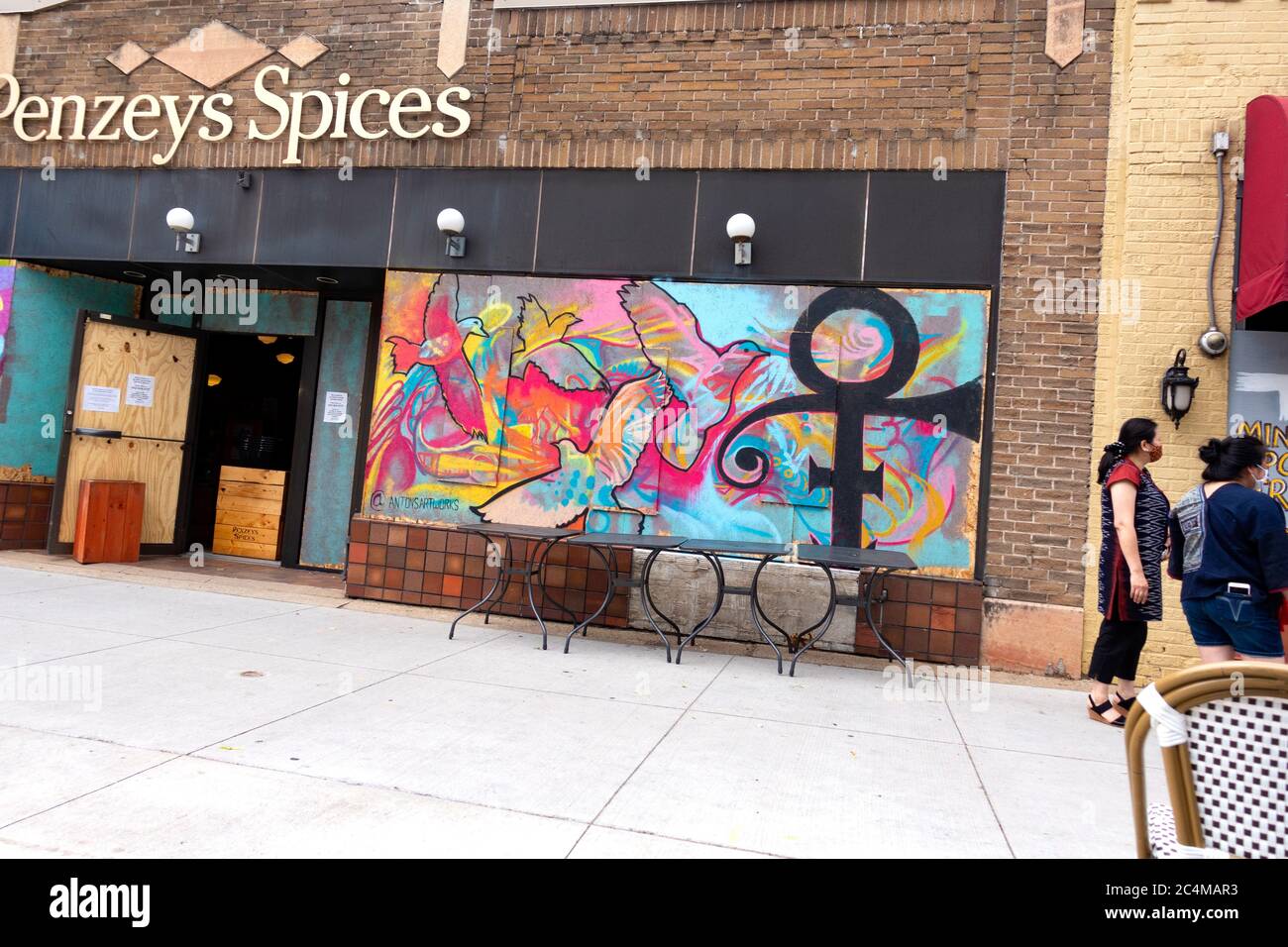Persone sul marciapiede che parlano vicino Penzeys Spices legno compensato boasted negozio onorare la vita di George Floyd. Minneapolis Minnesota, Minnesota, Stati Uniti Foto Stock
