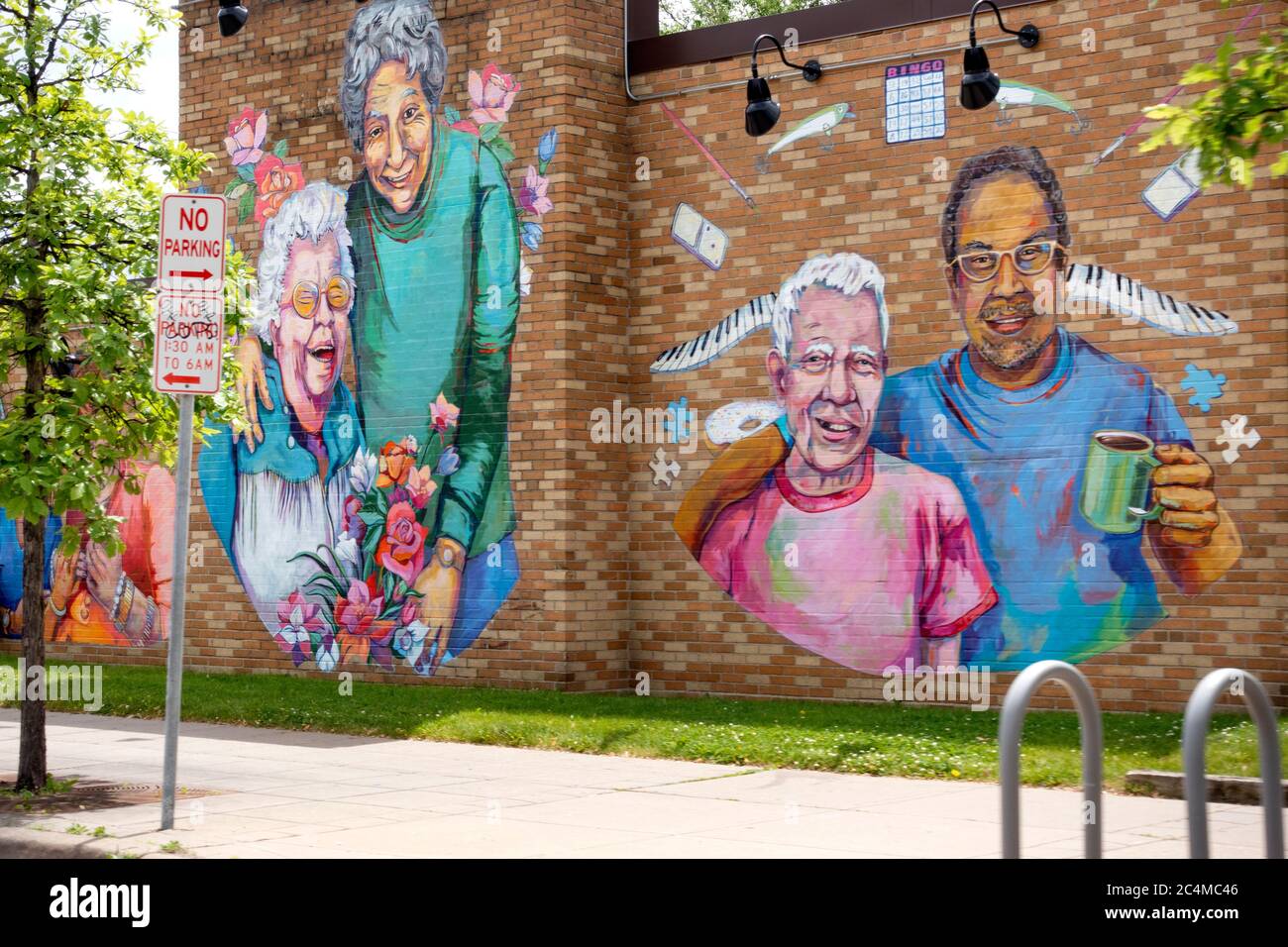 Più grandi dei residenti anziani che godono la vita sull'edificio Lake Street. Minneapolis Minnesota, Minnesota, Stati Uniti Foto Stock