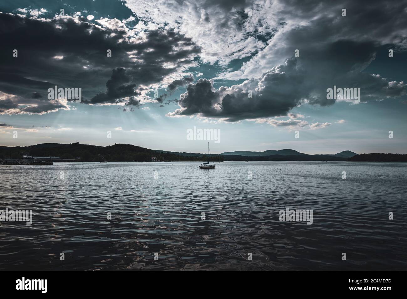 Un pomeriggio nuvoloso prima della tempesta al Lago Memphremagog, da New Port, Vermont Foto Stock