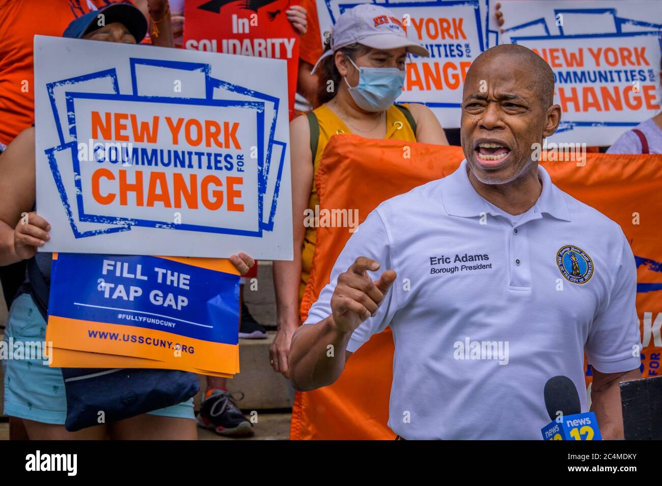 STATI UNITI. 27 Giugno 2020. Eric Adams, presidente del Brooklyn Borough. Studenti della CUNY, facoltà, E i membri della comunità, insieme a funzionari eletti, hanno partecipato il 27 giugno 2020 dalla Brooklyn Borough Hall al Defund the Police Occupation al City Hall chiedendo all'amministrazione cittadina di reindirizzare i fondi dal Dipartimento di polizia di New York alla City University of New York (CUNY), che serve prevalentemente studenti neri e marroni a basso reddito. (Foto di Erik McGregor/Sipa USA) Credit: Sipa USA/Alamy Live News Foto Stock