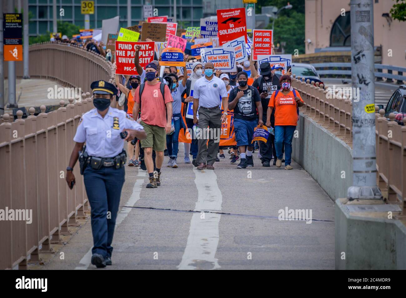 STATI UNITI. 27 Giugno 2020. Il presidente del Brooklyn Borough Eric Adams marciando attraverso il ponte di Brooklyn. Studenti della CUNY, facoltà, E i membri della comunità, insieme a funzionari eletti, hanno partecipato il 27 giugno 2020 dalla Brooklyn Borough Hall al Defund the Police Occupation al City Hall chiedendo all'amministrazione cittadina di reindirizzare i fondi dal Dipartimento di polizia di New York alla City University of New York (CUNY), che serve prevalentemente studenti neri e marroni a basso reddito. (Foto di Erik McGregor/Sipa USA) Credit: Sipa USA/Alamy Live News Foto Stock