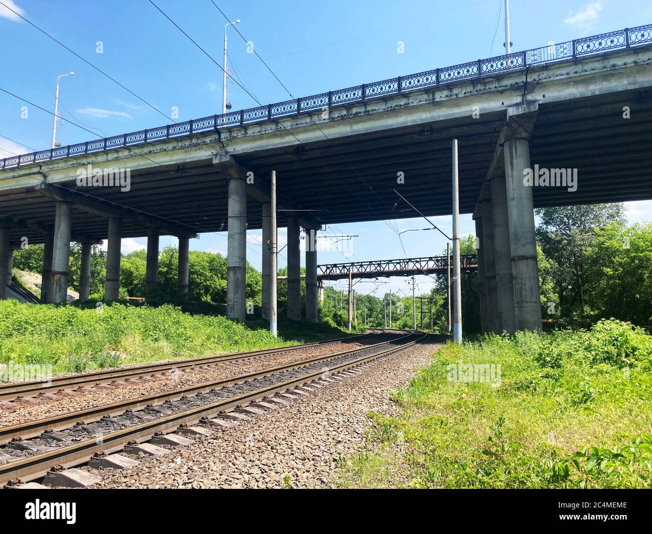 Binari ferroviari in campagna. Ferrovia sulla soleggiata giornata estiva. Foto Stock