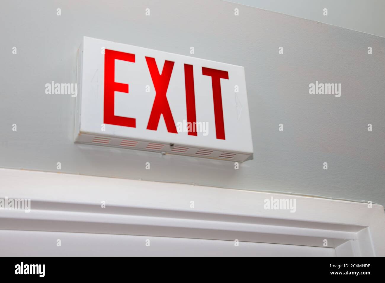 Esci dalla segnaletica sopra una porta dell'ufficio Foto Stock