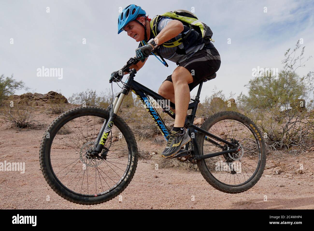 Un mountain bike attraversa il terreno duro del deserto dell'Arizona. Foto Stock