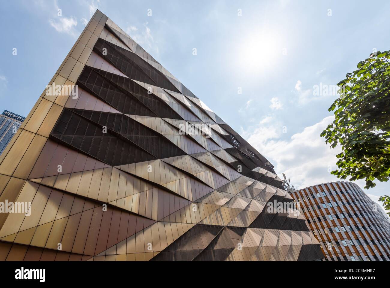 Chengdu, provincia di Sichuan, Cina - 24 giugno 2020: Museo Chengdu facciata in espansione contro il cielo blu vicino a piazza Tianfu nel centro della città. Foto Stock