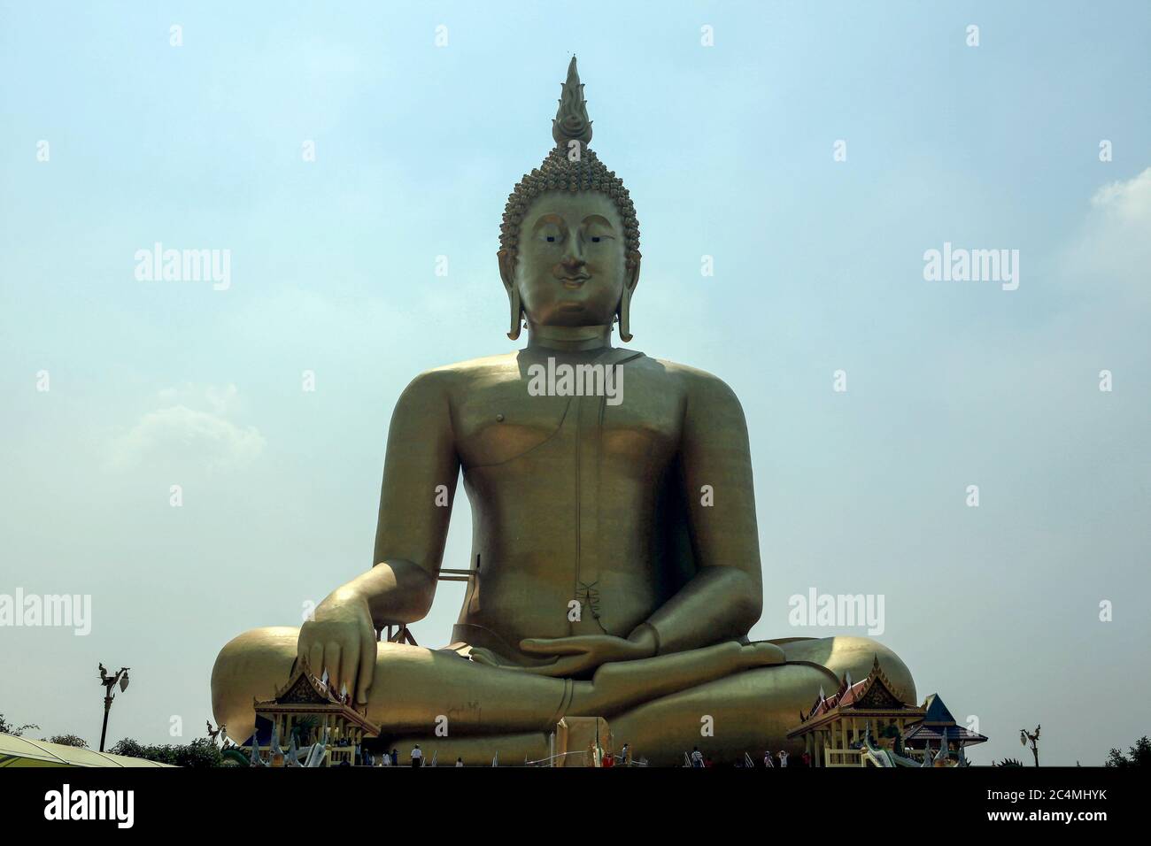 Ang Thong, Thailandia. 27 Feb 2010. Il tempio Wat Muang, il luogo sacro di culto buddista nella provincia di Ang Thong, situato a 120 km da Bangkok. E' la statua del Buddha più alta del regno, alta 92 metri e larga 63 metri. Credit: Paul Lakatos/SOPA Images/ZUMA Wire/Alamy Live News Foto Stock