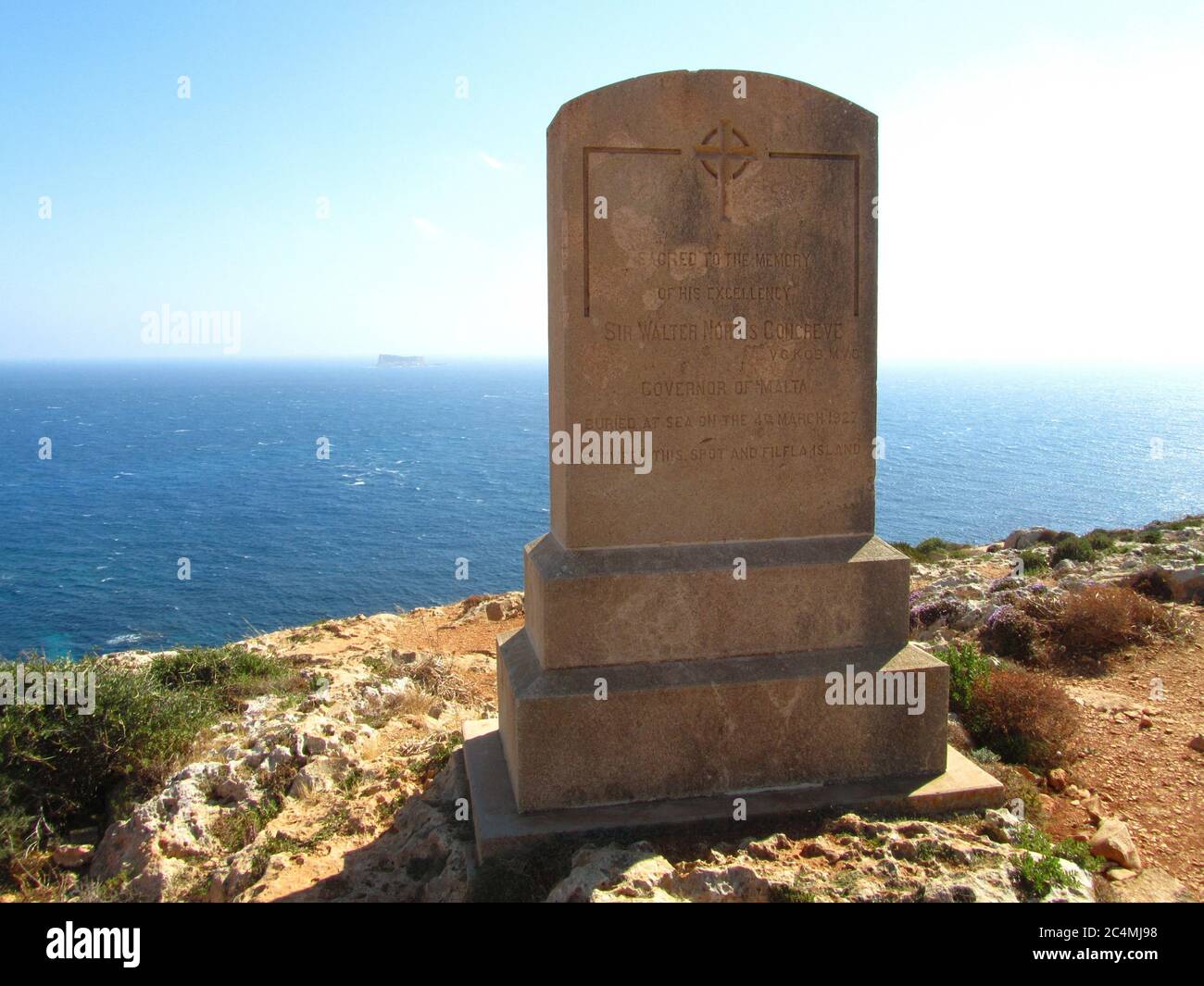 QRENDI, MALTA - 04 giu 2014: Memoriale a Walter Norris Congreve, governatore di Malta, sepolto in mare, tra Malta e Filfla, vicino Imnajdra. Mare blu Foto Stock
