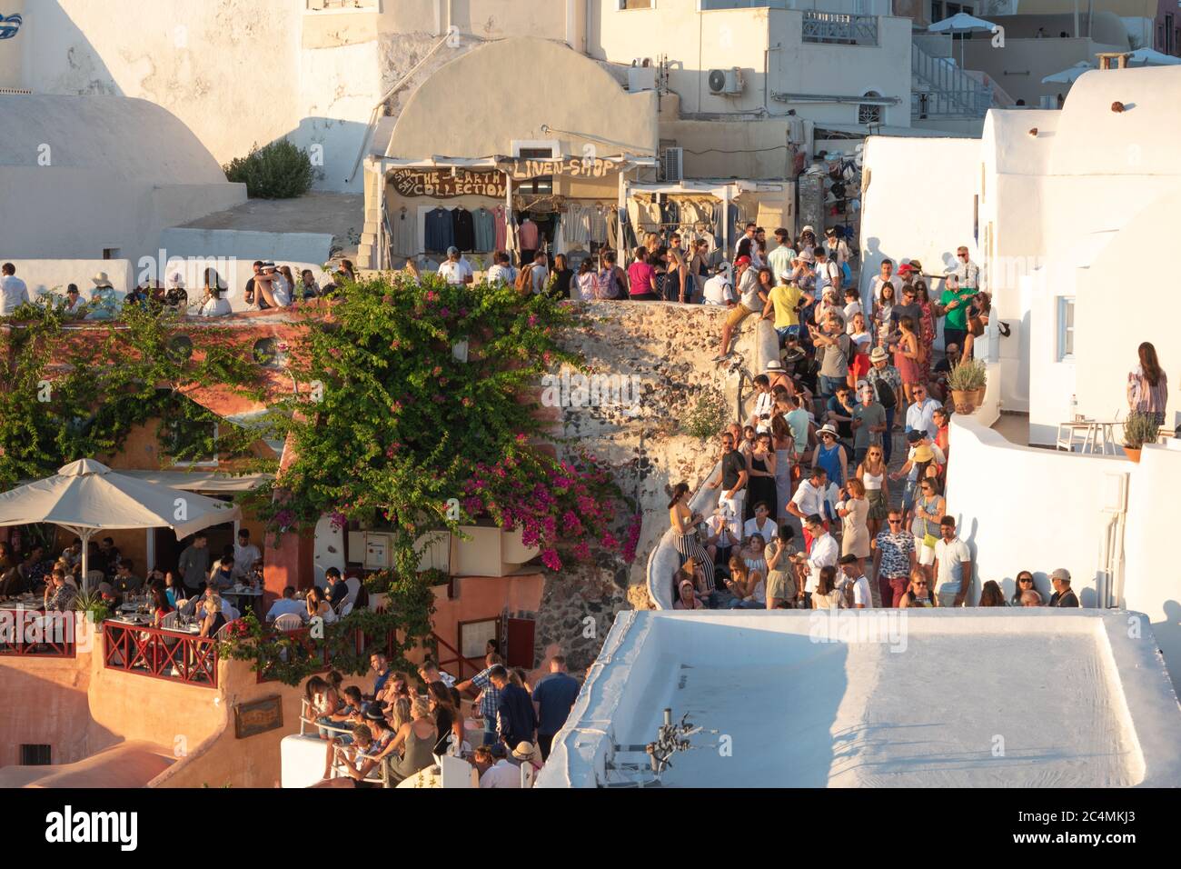 SANTORINI, GRECIA - LUGLIO 18 2019: Bellissimo villaggio di Oia affollato pieno di turisti per il tramonto, Santorini isola, Grecia. Foto Stock