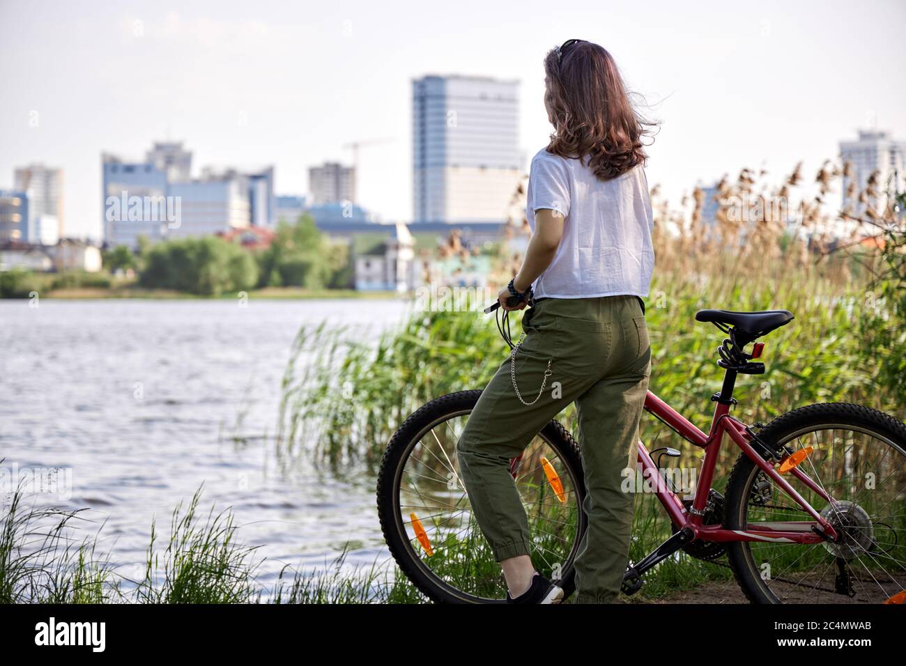 Ragazza adolescente in bicicletta urbana, in bicicletta in città. Stile di vita attivo. Foto Stock
