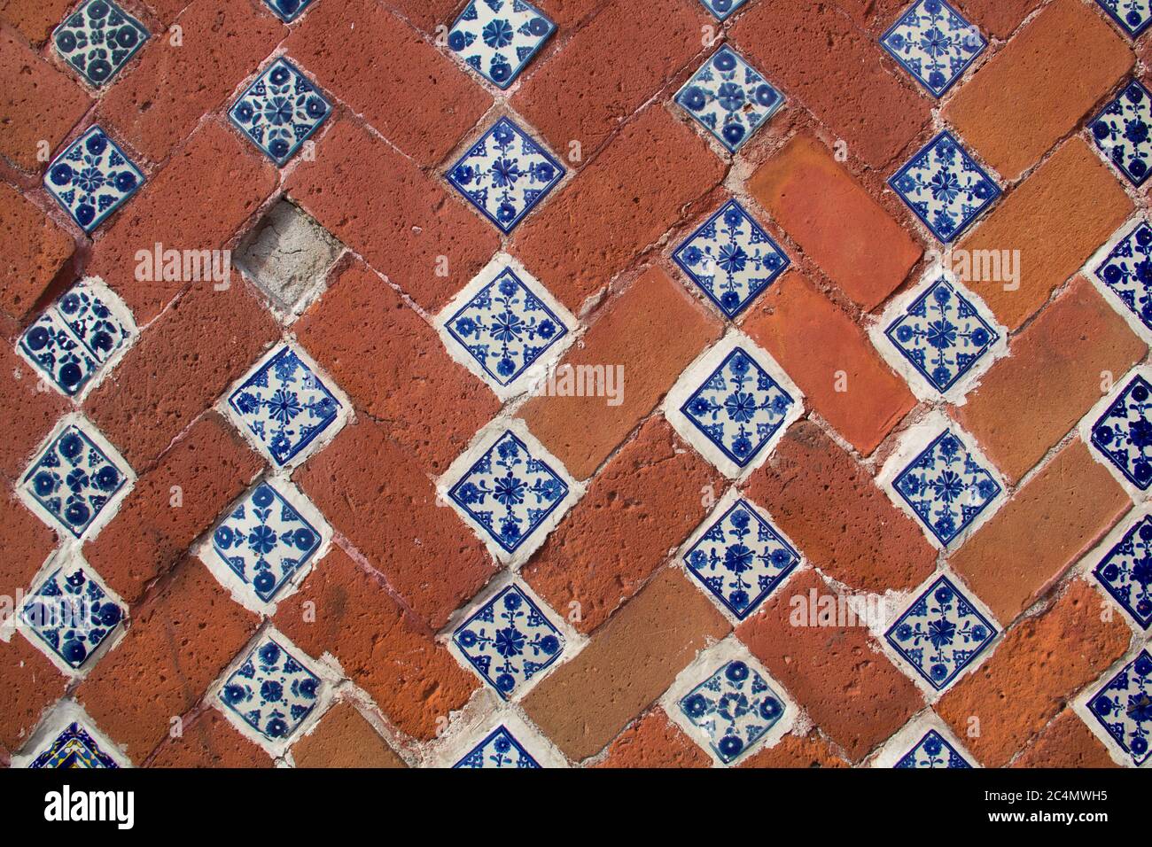 Piastrelle in ceramica Talavera blu e bianco, da Puebla, Messico Foto Stock