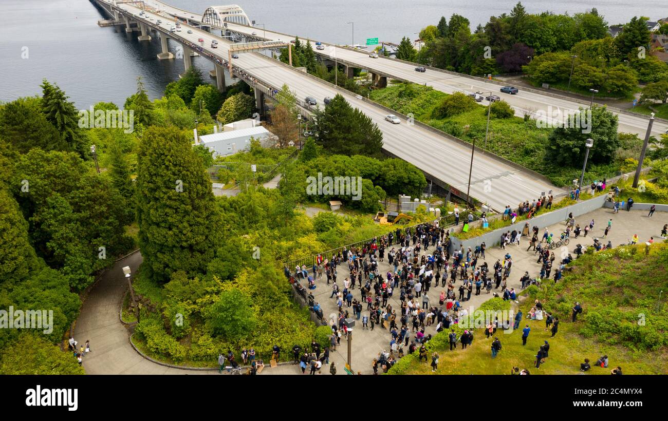 Le mogli della squadra di calcio locale hanno organizzato una marcia da Mercer Island a Seattle e viceversa Foto Stock