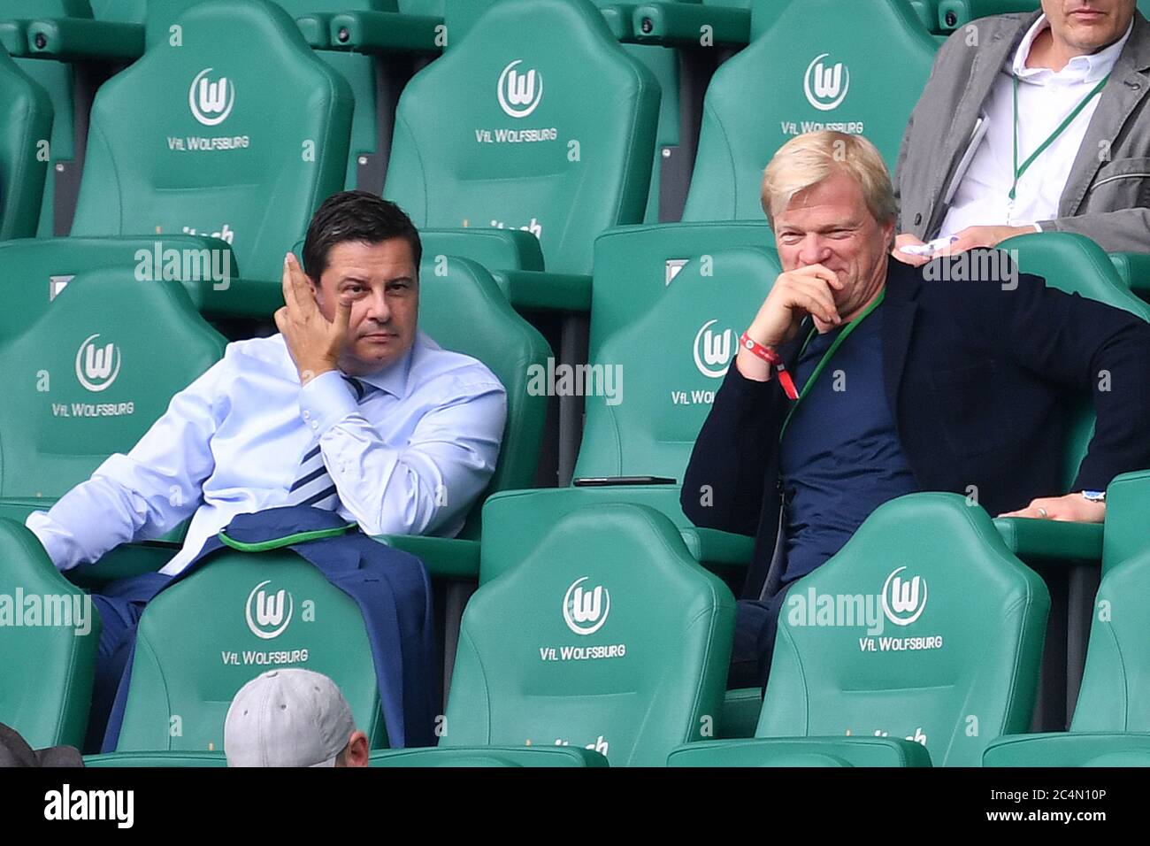 Wolfsburg, Germania, 27 giugno 2020, Oliver KAHN, futuro CEO della FCB, Christian SEIFERT, CEO, amministratore delegato DFL Deutsche Fußball Liga GmbH, membro del consiglio di amministrazione della DFL, al 1.Bundesliga Match VFL WOLFSBURG - FC BAYERN MUENCHEN 0-4 nella stagione 2019/2020:34. FCB Foto: © Peter Schatz / Alamy Live News / Frank Hoermann/Sven Simon/Pool - LE NORMATIVE DFL VIETANO L'USO DI FOTOGRAFIE come SEQUENZE DI IMMAGINI e/o QUASI-VIDEO - Agenzie di Notizie nazionali e internazionali PER uso esclusivamente editoriale Foto Stock