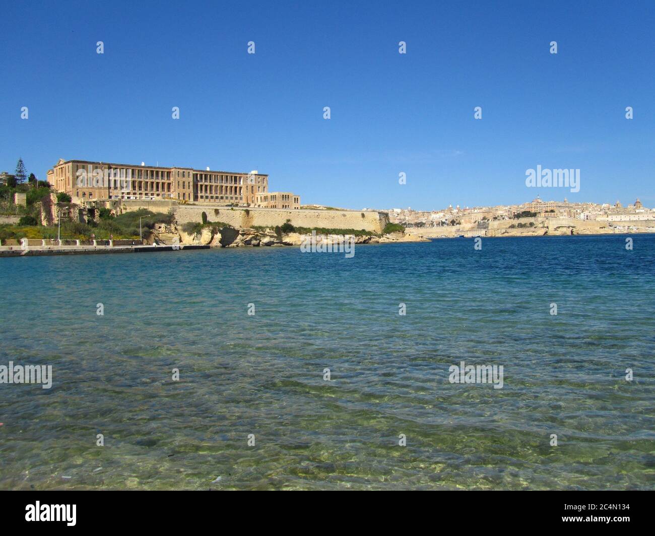 KALKARA, MALTA - 19 aprile 2014: Villa Bighi, ex ospedale militare navale di Kalkara, Malta, oggi centro di restauro, come visto dalla Baia di Rinella Foto Stock