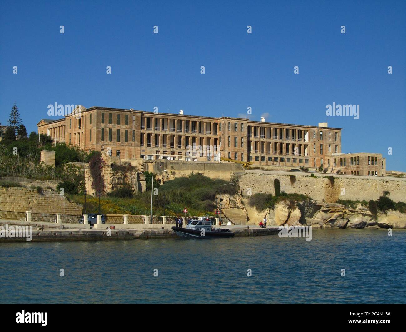 KALKARA, MALTA - 19 aprile 2014: Villa Bighi, ex ospedale militare navale di Kalkara, Malta, oggi centro di restauro, come visto dalla Baia di Rinella Foto Stock