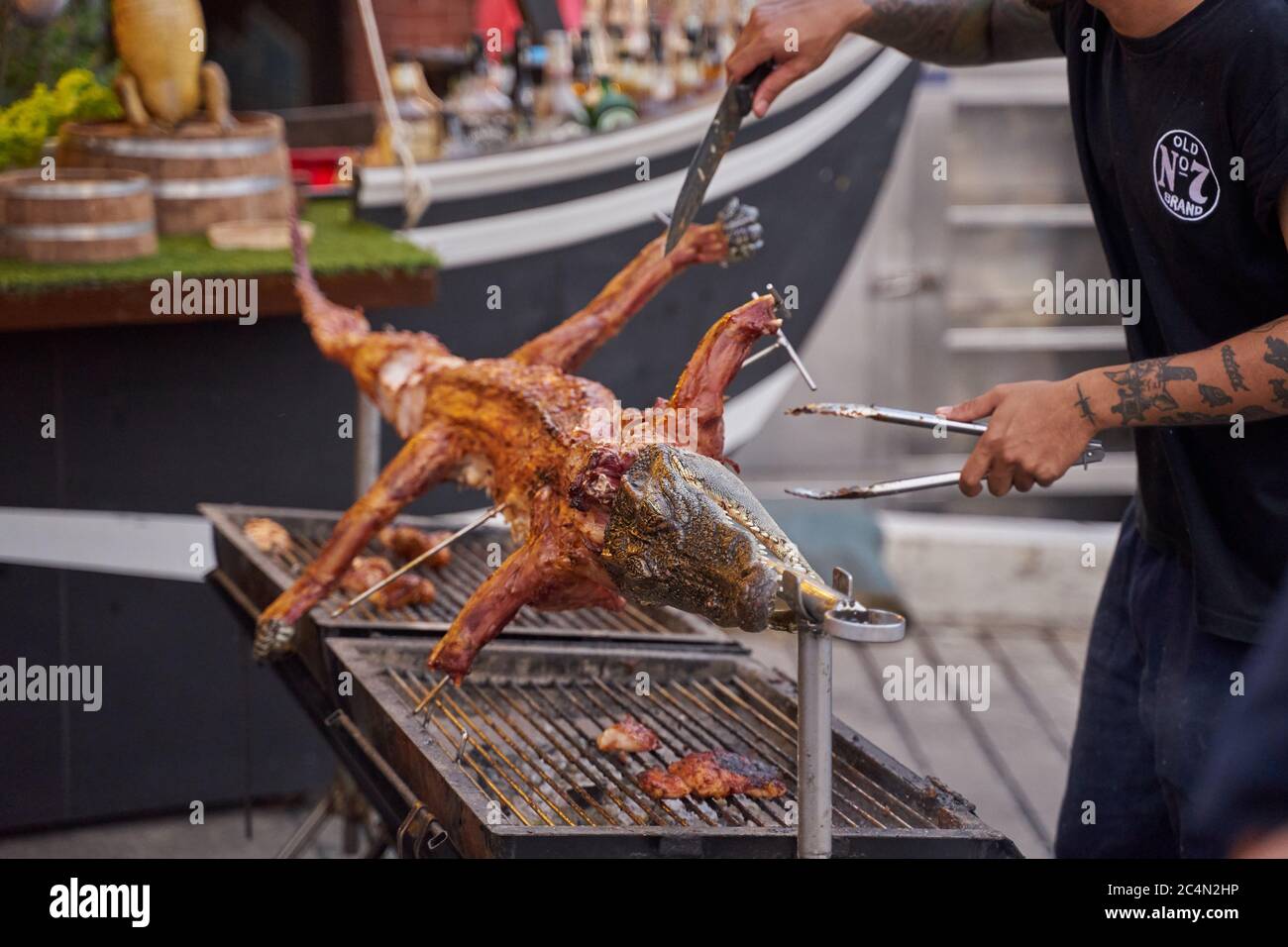 Cibo di strada esotico a Bangkok, coccodrillo alla griglia. Foto Stock