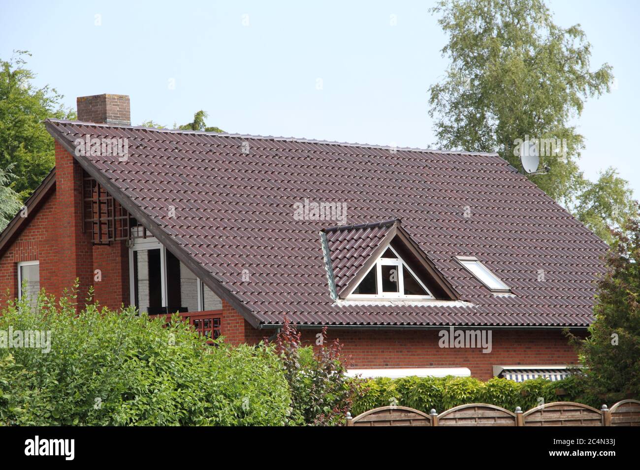 una finestra dormer su un tetto appena coperto Foto Stock