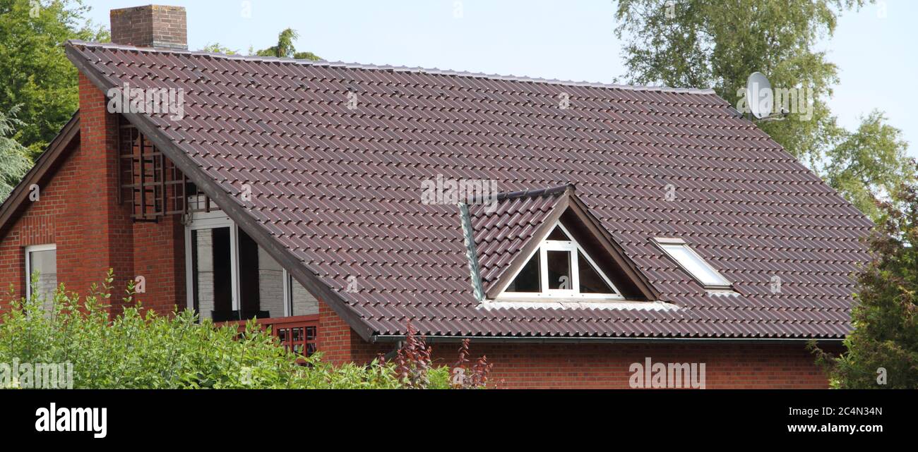 una finestra dormer su un tetto appena coperto Foto Stock