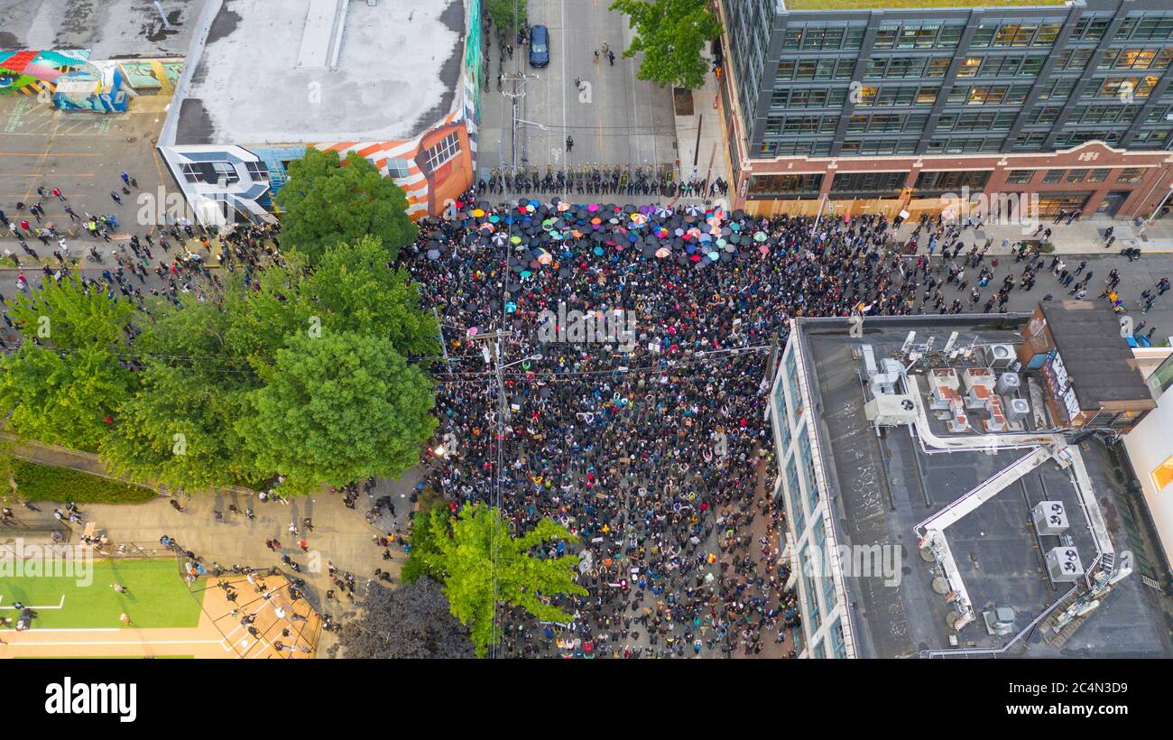 Seattle, WA/USA 3 giugno: I manifestanti di Street View creano una scena Mob per George Floyd e il BLM a Seattle su Capital Hill 3 giugno 2020 Foto Stock