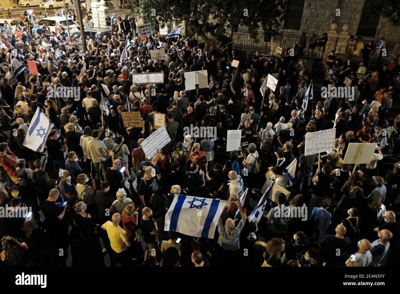 Gerusalemme, ISRAELE 27 giugno 2020: Centinaia di sostenitori del movimento anti-corruzione della bandiera nera che manifestano fuori dalla casa del primo ministro Benjamin Netanyahu, chiedendo di dimettersi alla luce delle accuse di corruzione contro di lui a Gerusalemme, Israele. Credit: Eddie Gerald/Alamy Live News Foto Stock