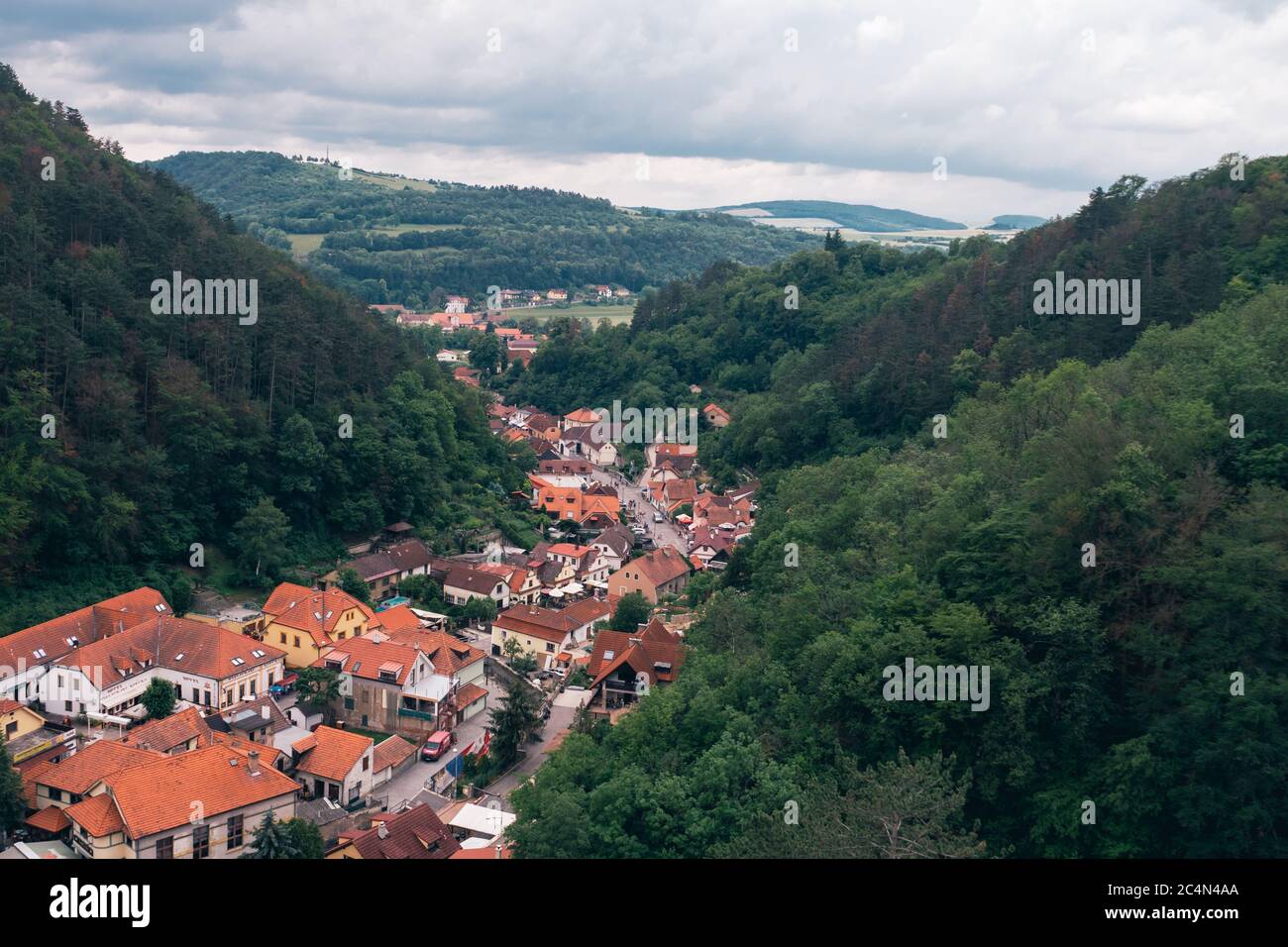 Karlstejn, Repubblica Ceca - Giugno 22 2019: Il paesaggio urbano del villaggio di Karlstejn o il paesaggio urbano nel distretto di Beroun, Boemia centrale, una famosa attrazione turistica. Foto Stock