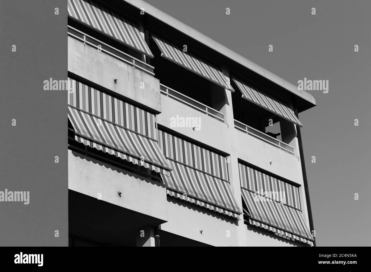 Edificio con una serie di balconi con tende a strisce (Pesaro, Italia, Europa) Foto Stock