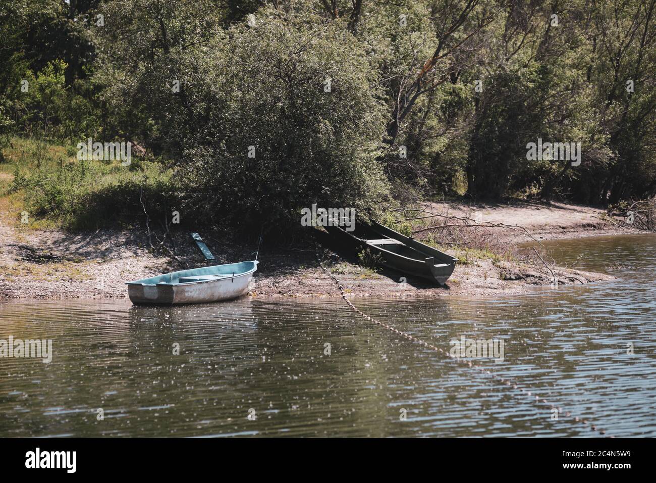 Barche da pesca sulla riva del Danubio in Romania. Foto Stock