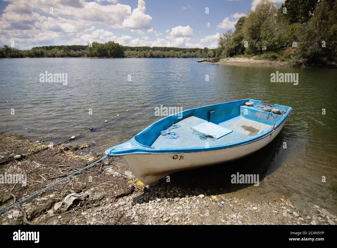 Barca da pesca sulla riva del Danubio in Romania. Foto Stock