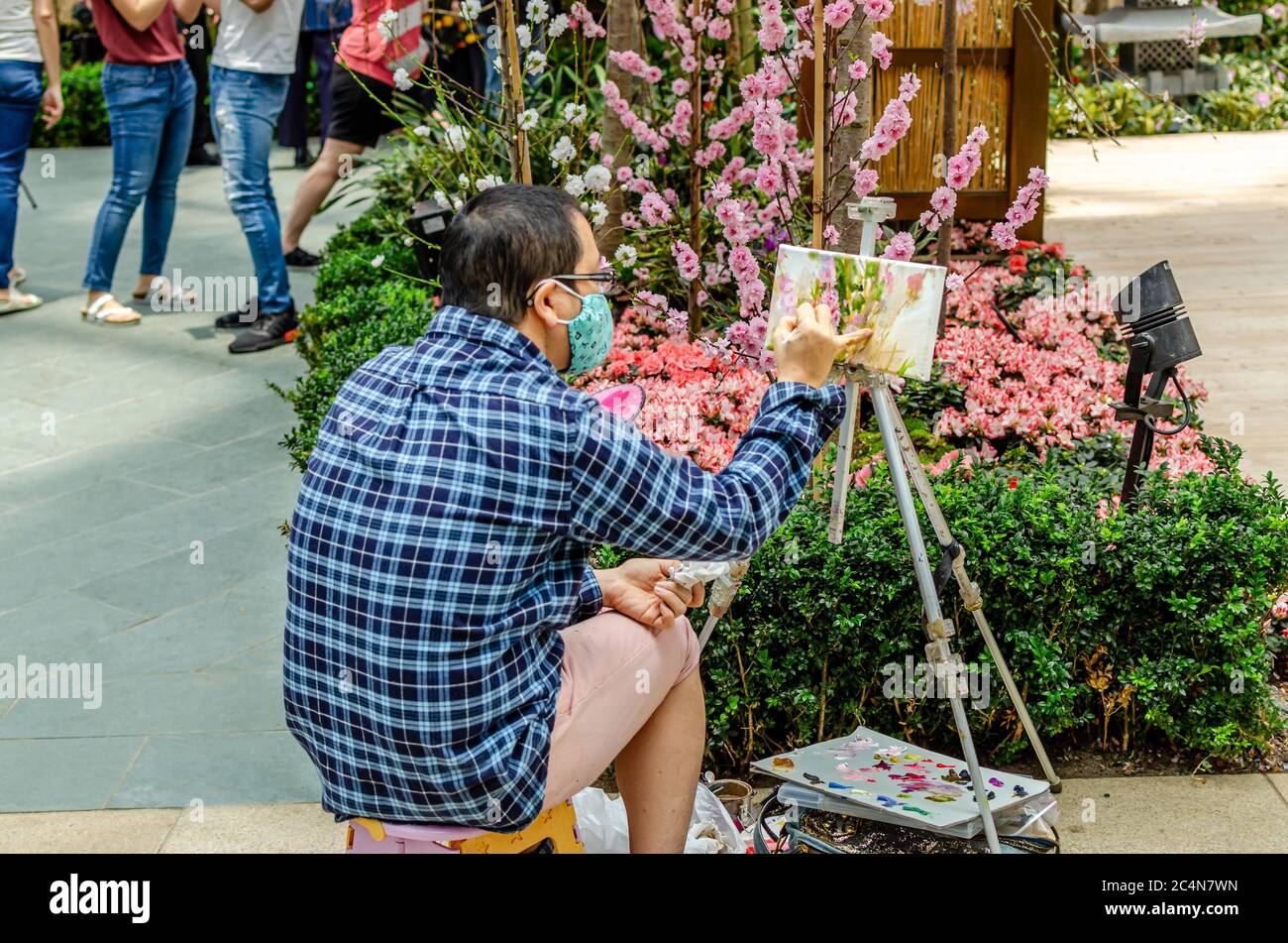 Un dipinto pittore a Sakura Matsuri 2020 a Giardini di Il Bay Flower Dome Conservatory Foto Stock