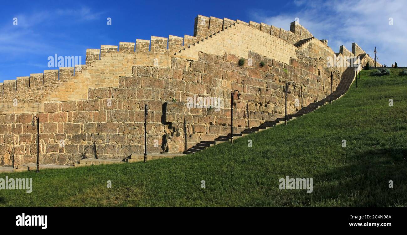 Dagestan. Il muro che circonda la fortezza di Naryn-Kala. Città di Derbent. In primavera. Foto Stock