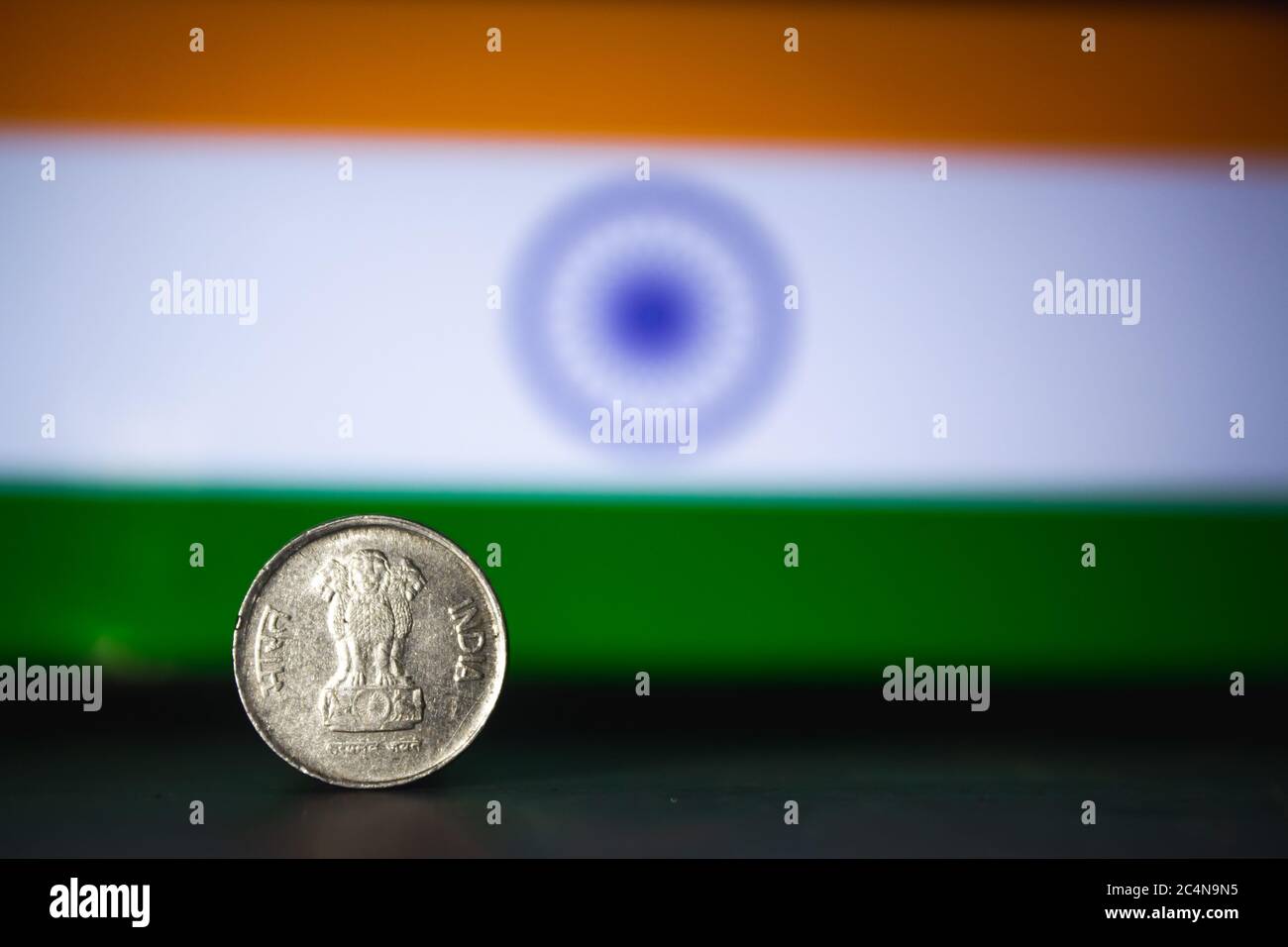 Moneta indiana - 10 Paisa moneta rupia isolato su sfondo bandiera indiana. Vecchia moneta da dieci paisa con spazio per testo. Foto Stock
