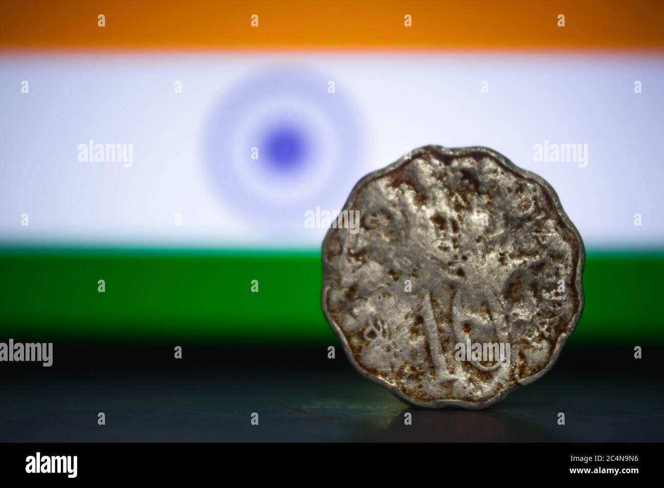 Moneta indiana - 10 Paisa moneta rupia isolato su sfondo bandiera indiana. Vecchia moneta da dieci paisa con spazio per testo. Foto Stock