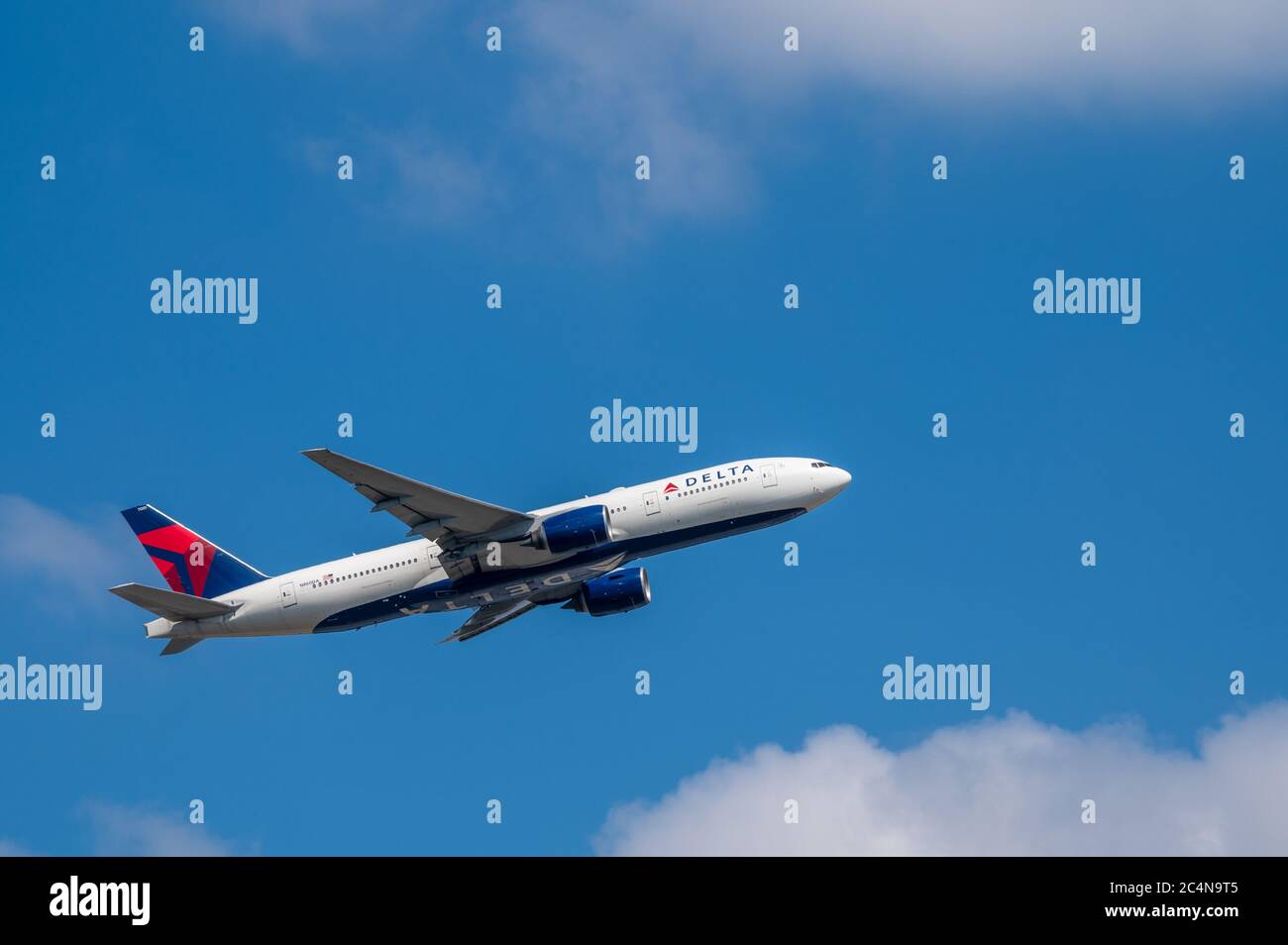 Delta Airlines Boeing 777-200 registrazione di aeromobili N860DA poco dopo il decollo dall'aeroporto di Francoforte sul meno Foto Stock