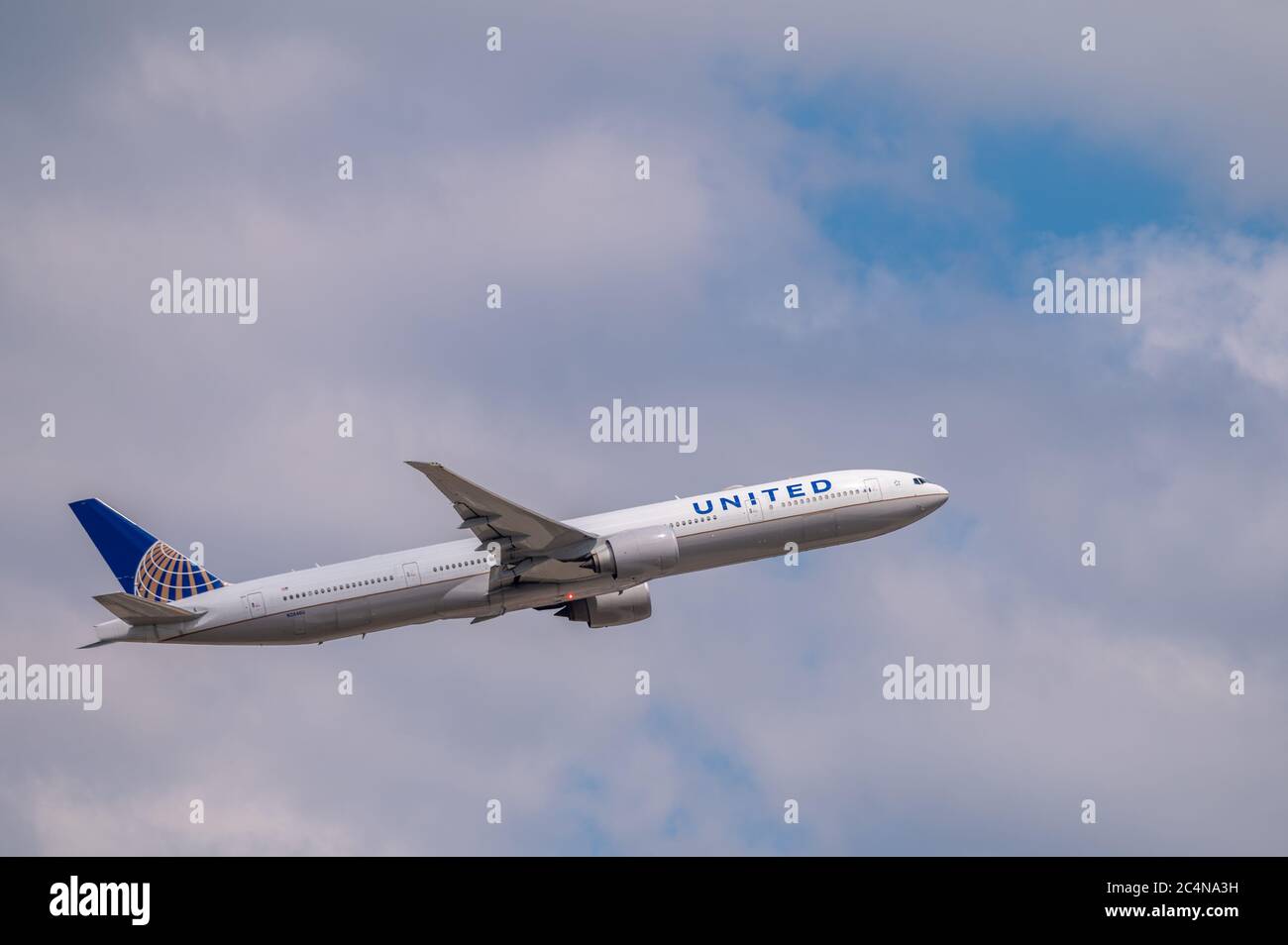 United Airlines Boeing 777-300ER immatricolazione di aeromobili N2846U poco dopo il decollo dall'aeroporto di Francoforte sul meno Foto Stock