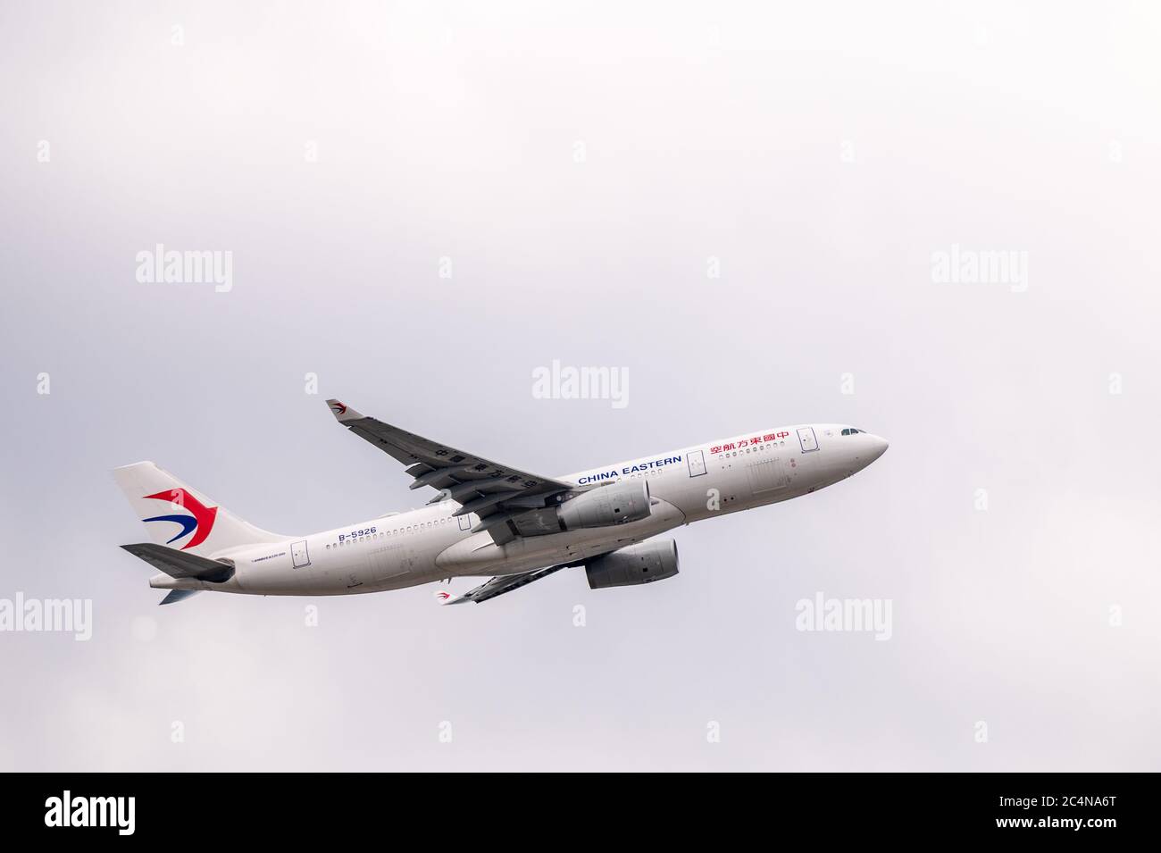 China Eastern Airlines Airbus A330-200 registrazione di aeromobili passeggeri B-5926 poco dopo il decollo dall'aeroporto di Francoforte sul meno Foto Stock