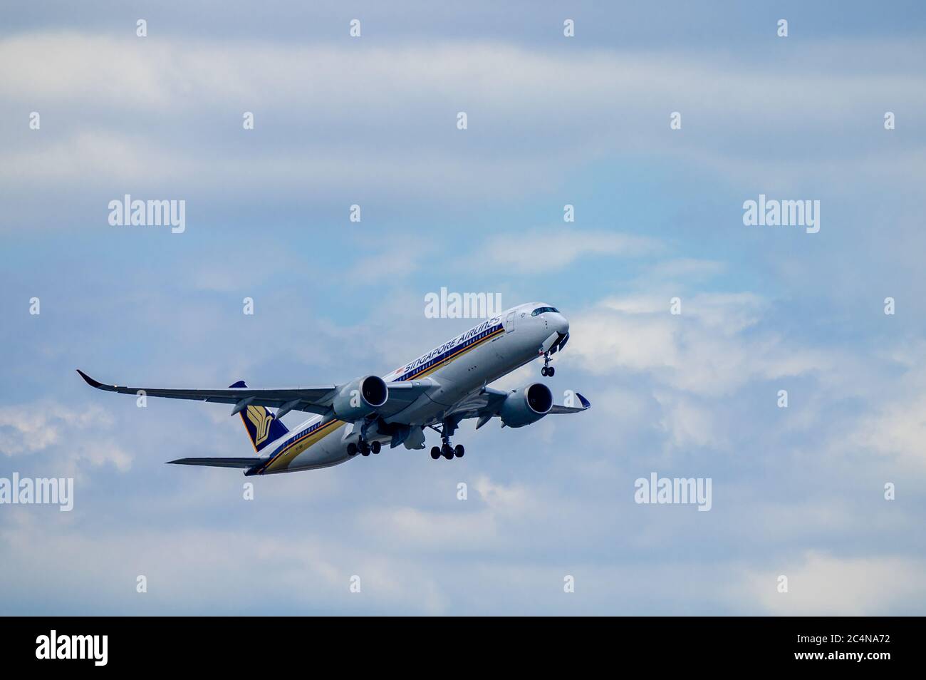 Singapore Airlines Airbus A350-900 registrazione di aeromobili passeggeri 9V-SMY poco dopo il decollo dall'aeroporto di Francoforte sul meno Foto Stock