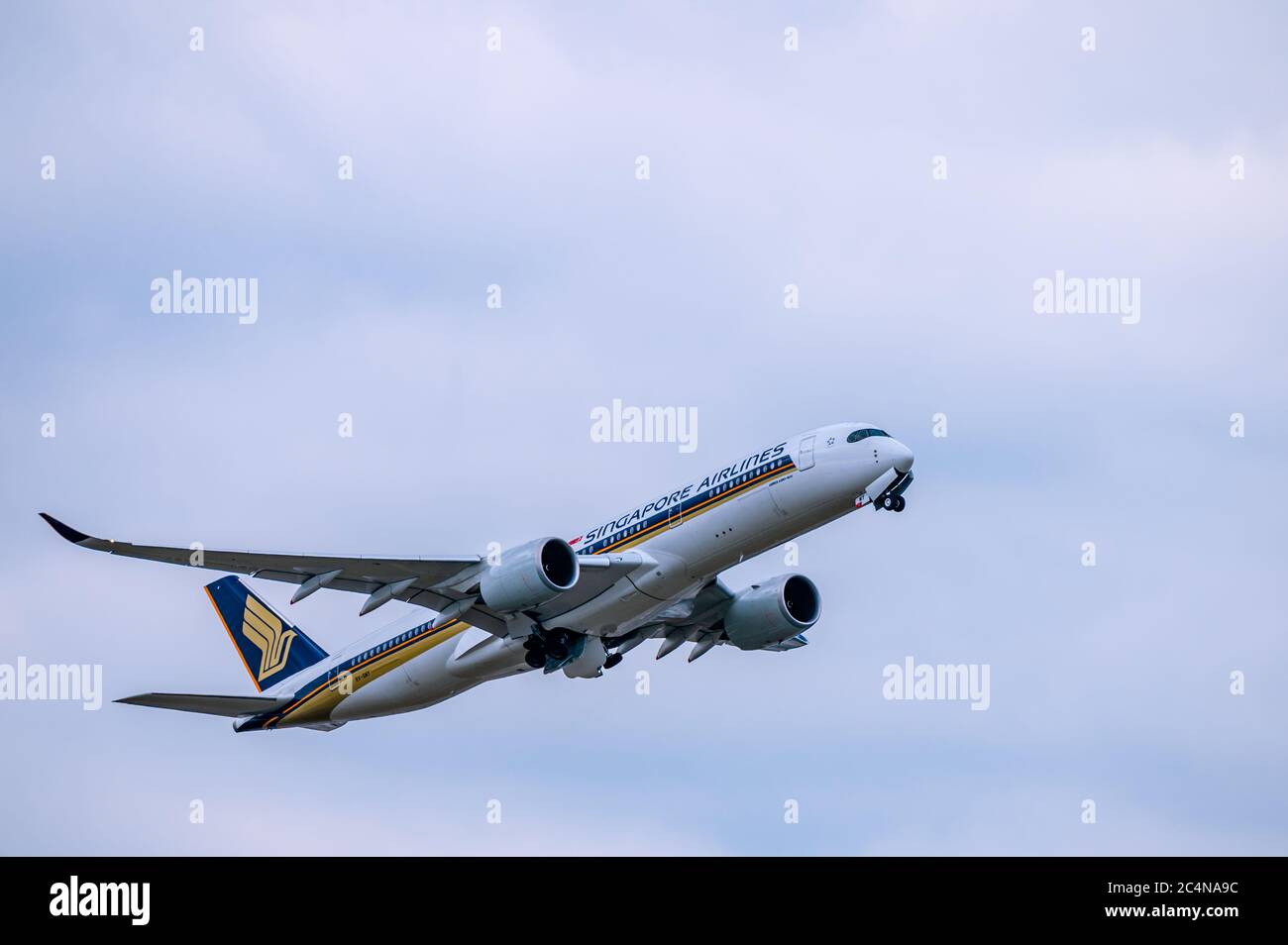 Singapore Airlines Airbus A350-900 registrazione di aeromobili passeggeri 9V-SMY poco dopo il decollo dall'aeroporto di Francoforte sul meno Foto Stock