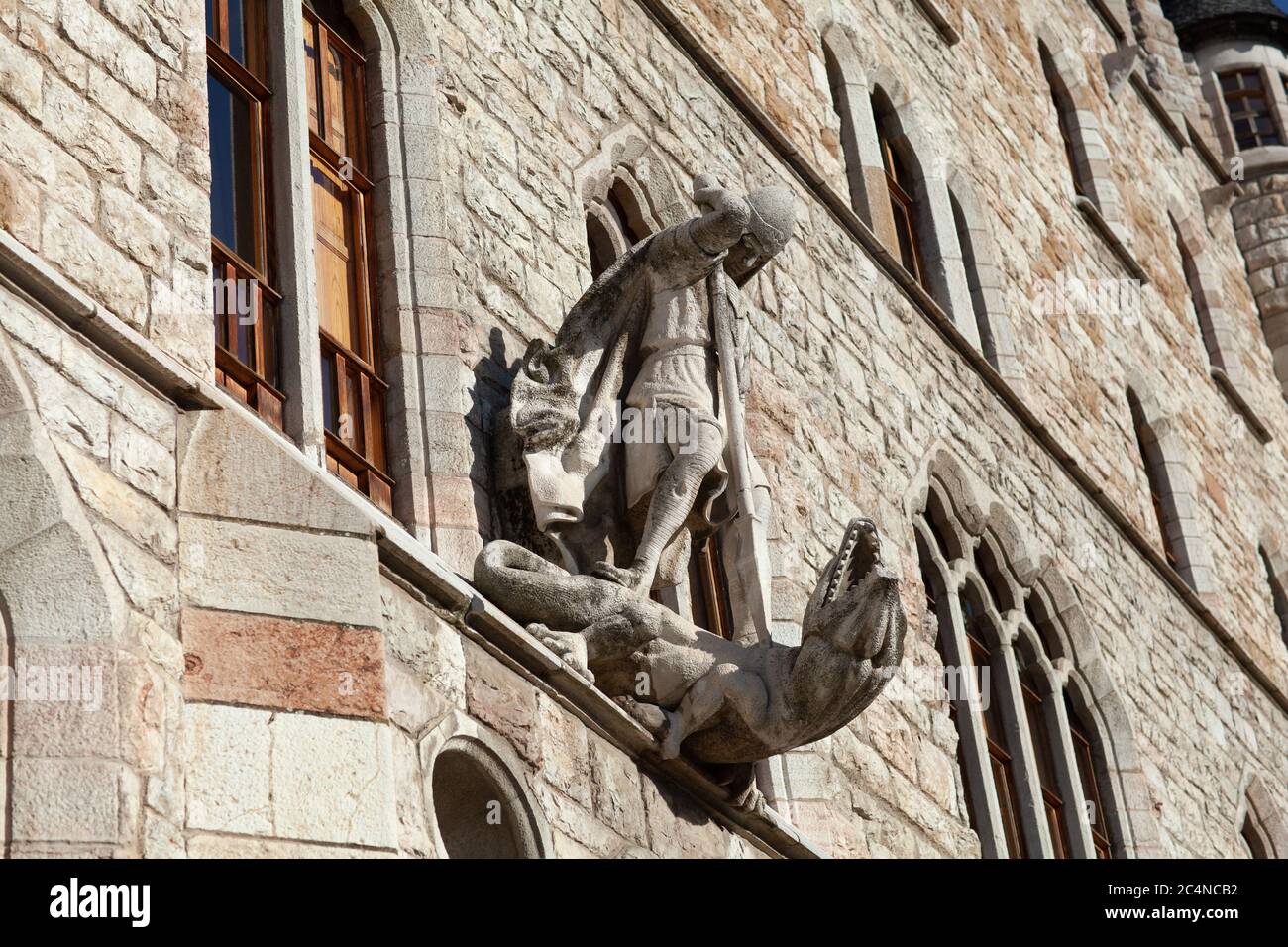 Leon, Spagna - 9 dicembre 2019: San Giorgio uccide la statua del drago sopra l'ingresso di Casa Botines Foto Stock