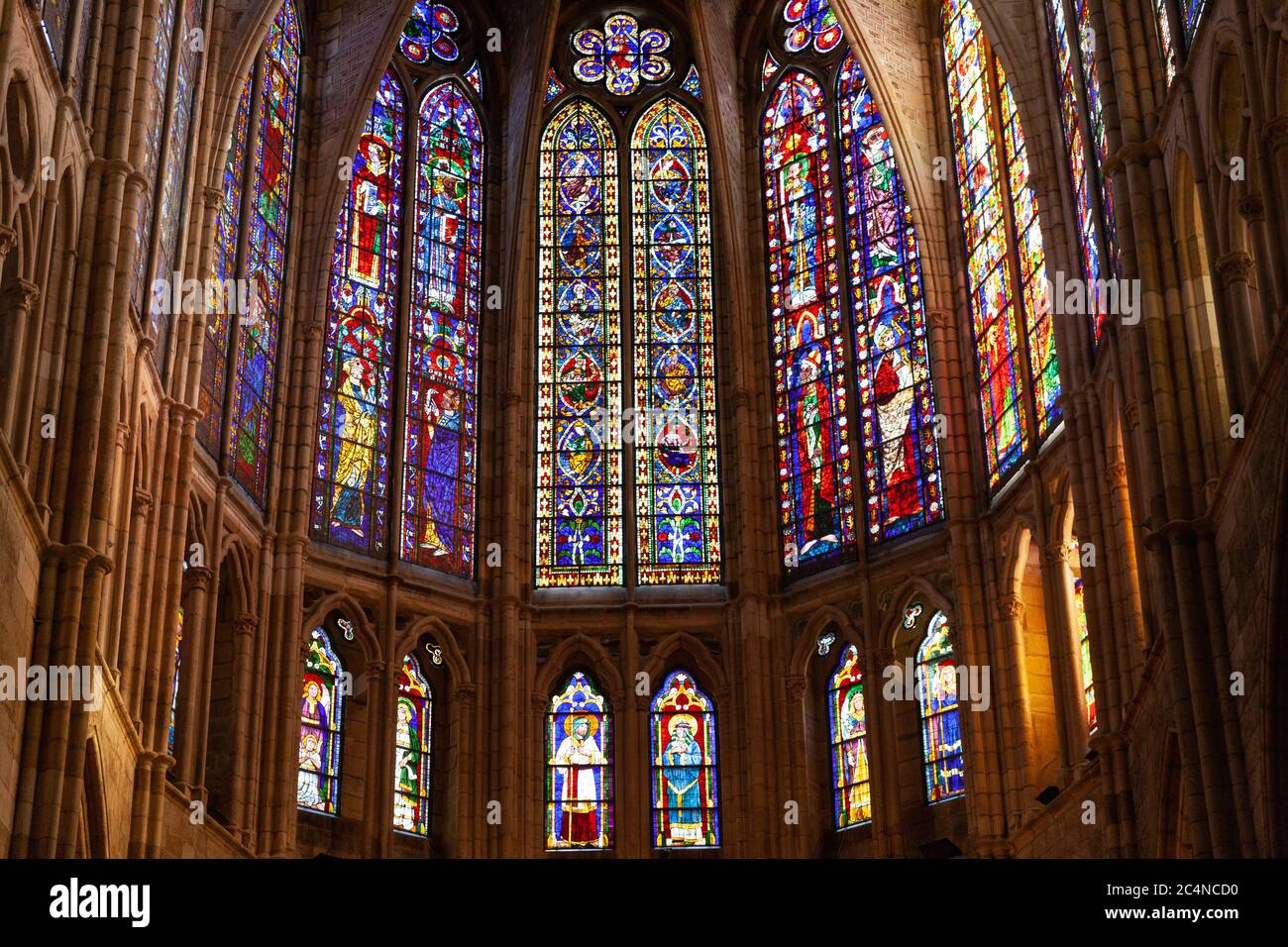 Leon, Spagna - 10 dicembre 2019: Interno della Cattedrale di Leon, primo piano in vetro colorato Foto Stock